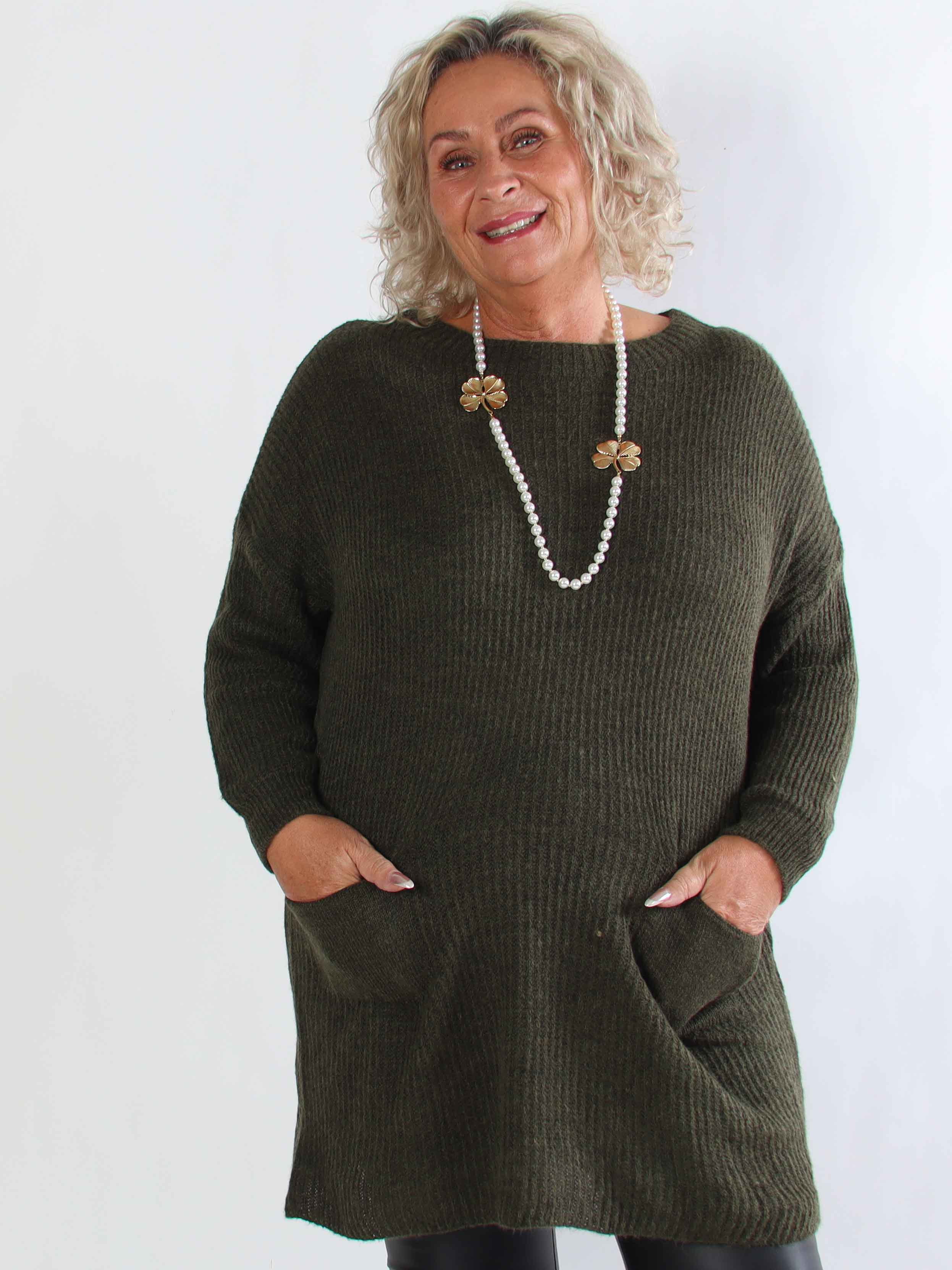 Miranda - Plus size strikkjole med lommer foran