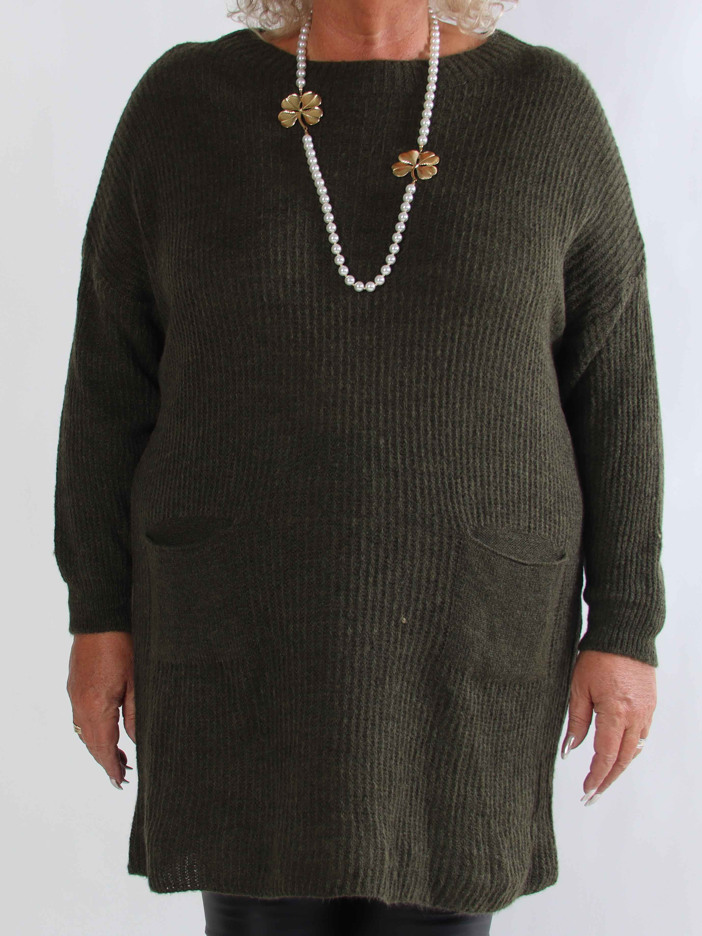 Miranda - Plus size strikkjole med lommer foran