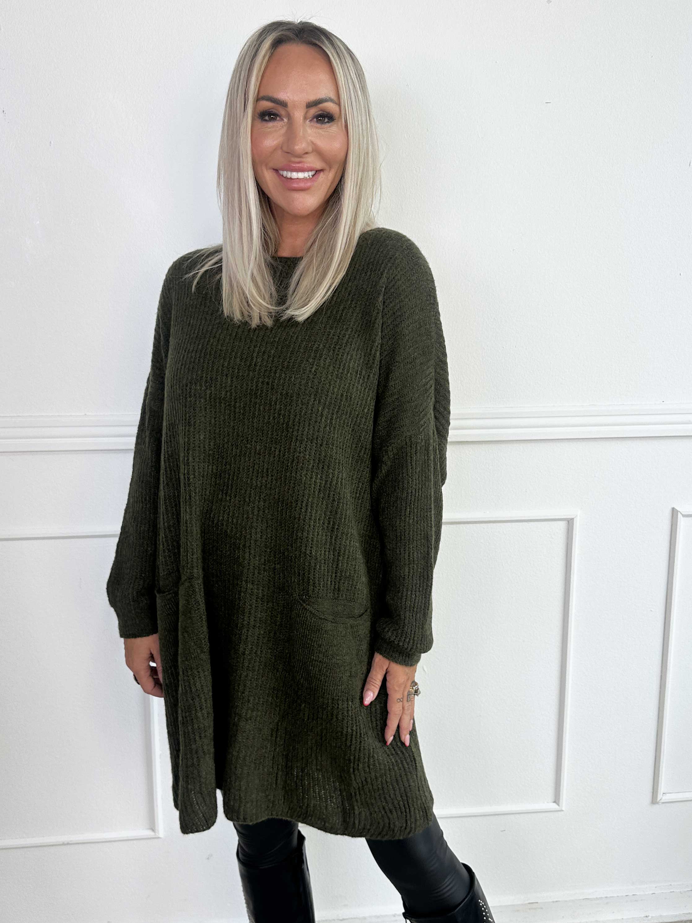 Miranda - Strikkjole med lommer foran