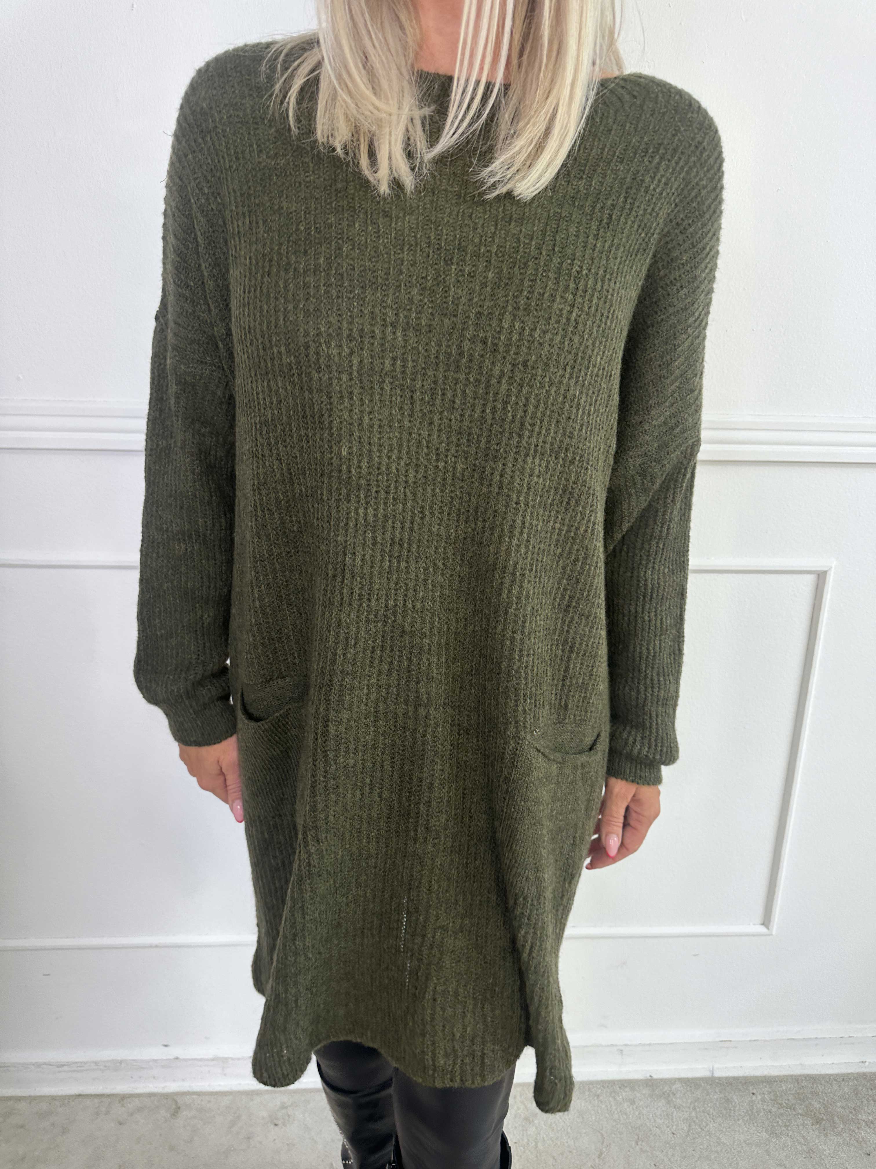 Miranda - Strikkjole med lommer foran