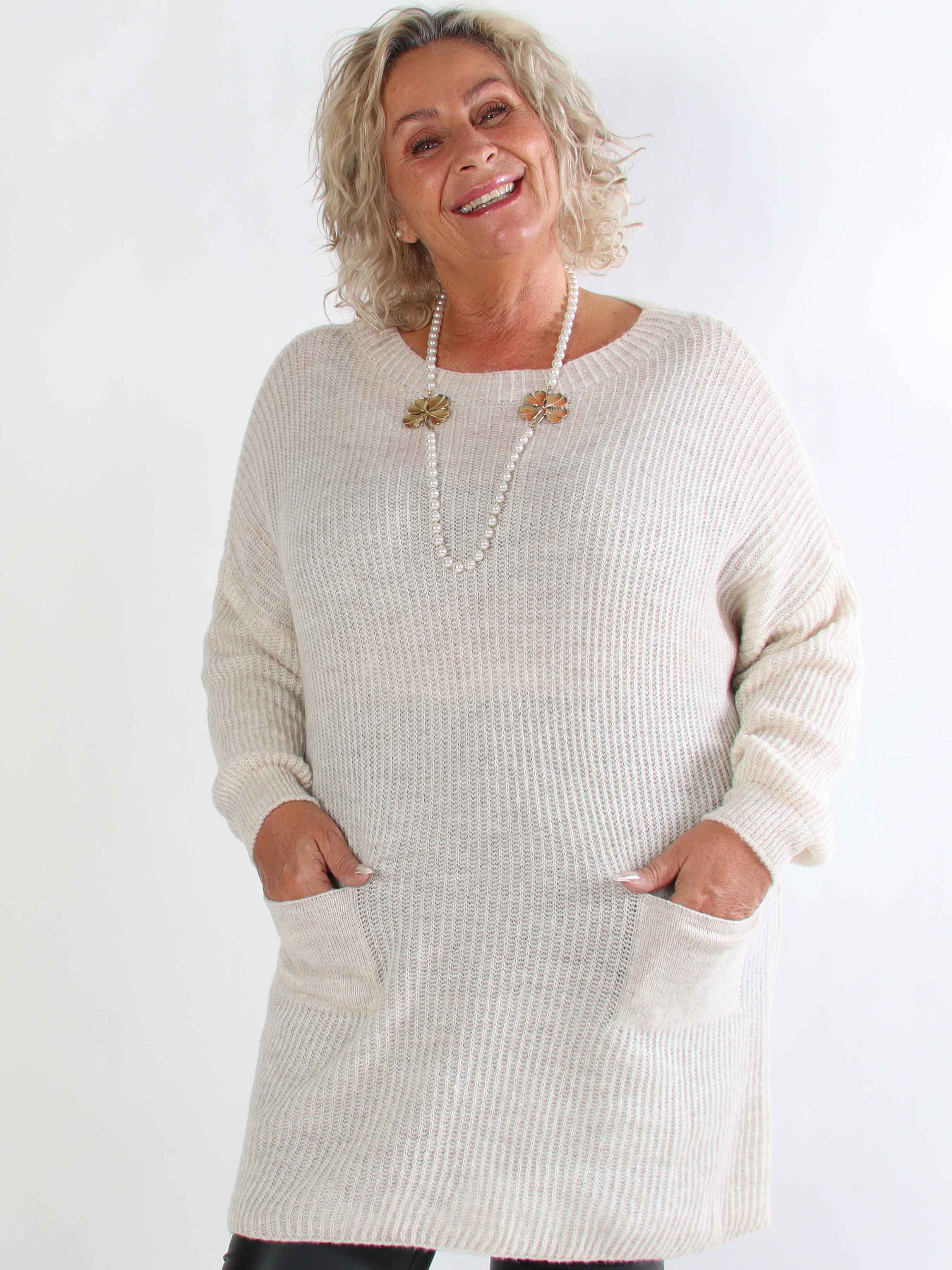 Miranda - Plus size strikkjole med lommer foran