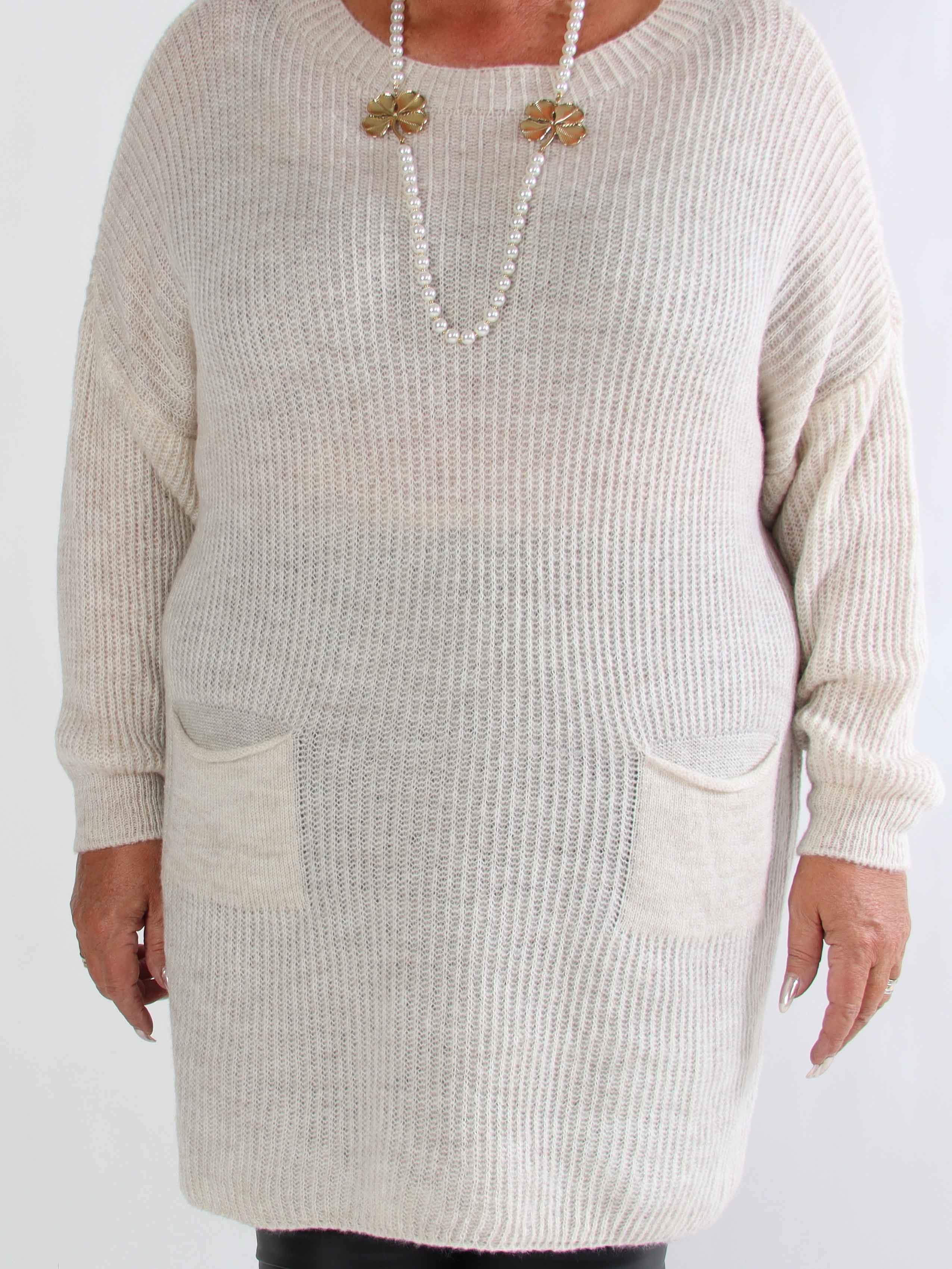 Miranda - Plus size strikkjole med lommer foran