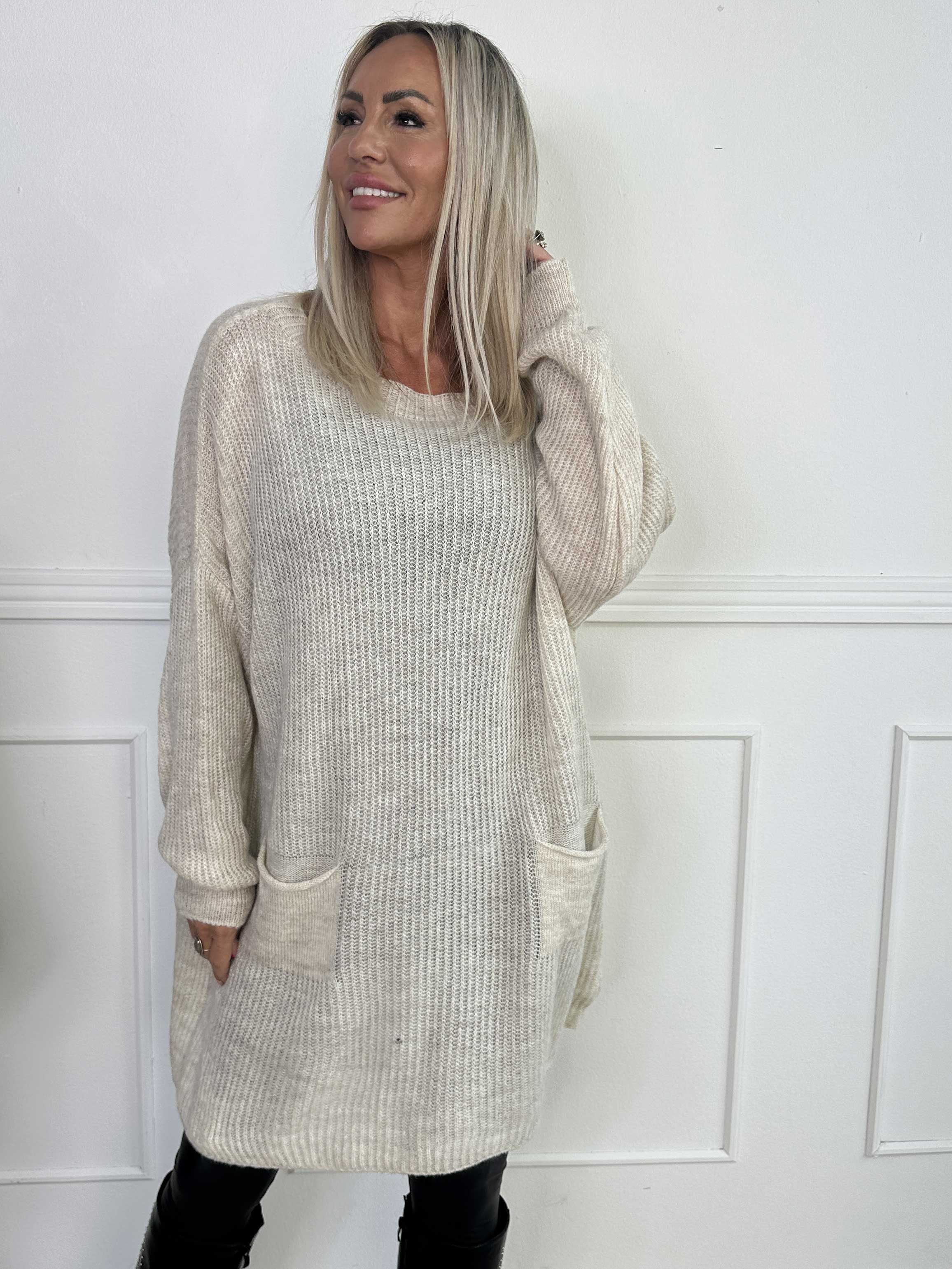 Miranda - Strikkjole med lommer foran