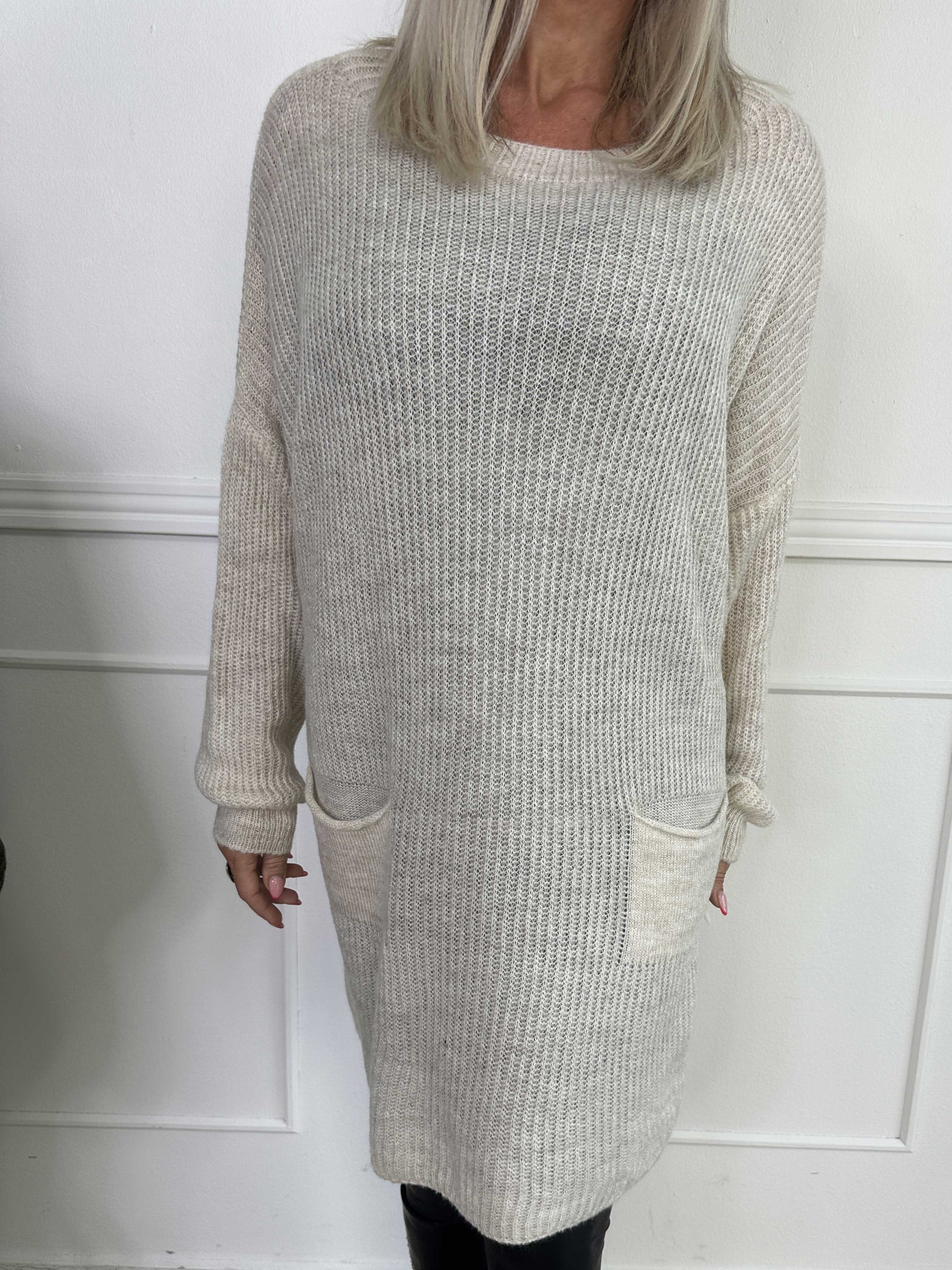 Miranda - Strikkjole med lommer foran