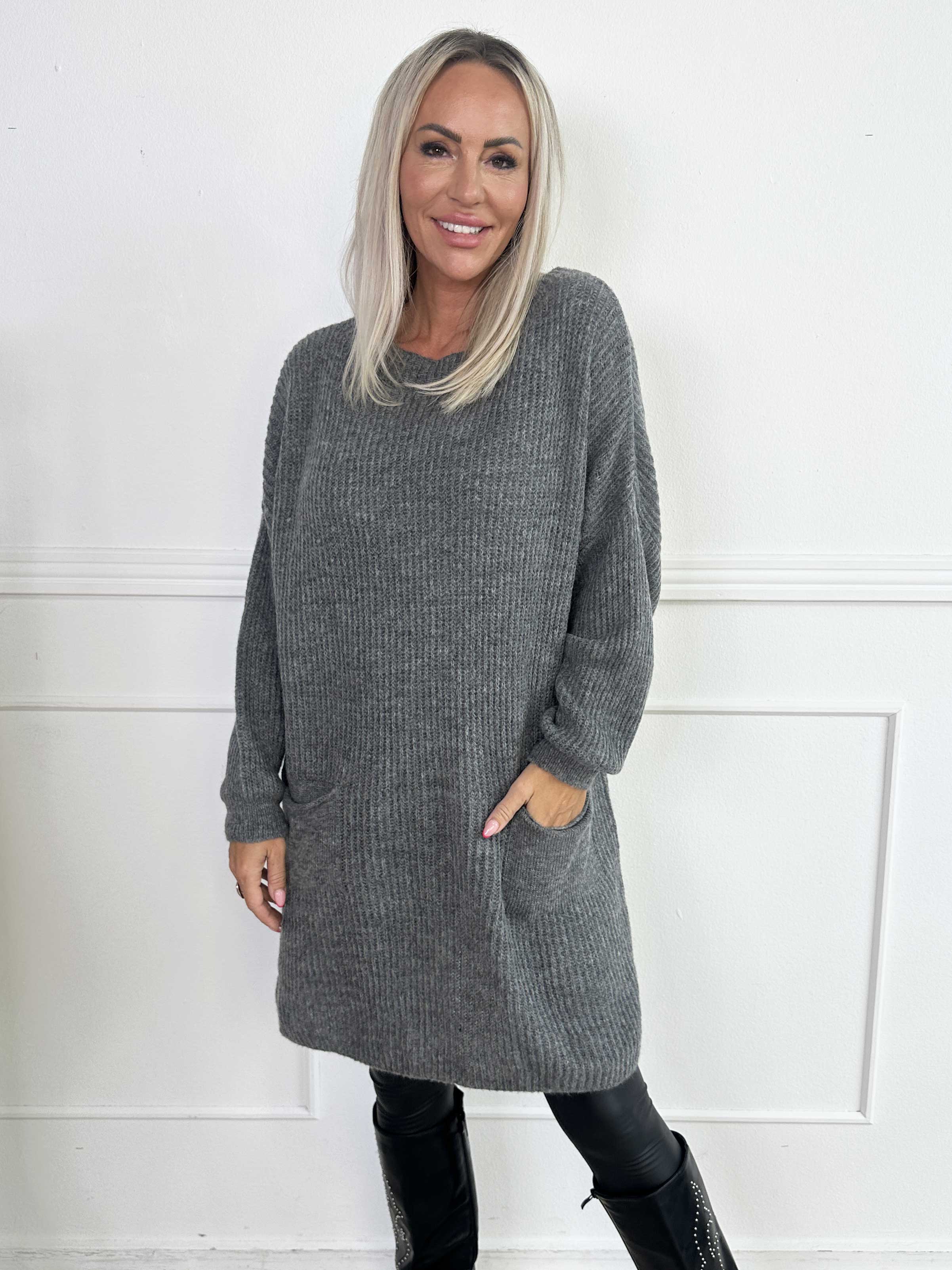 Miranda - Strikkjole med lommer foran