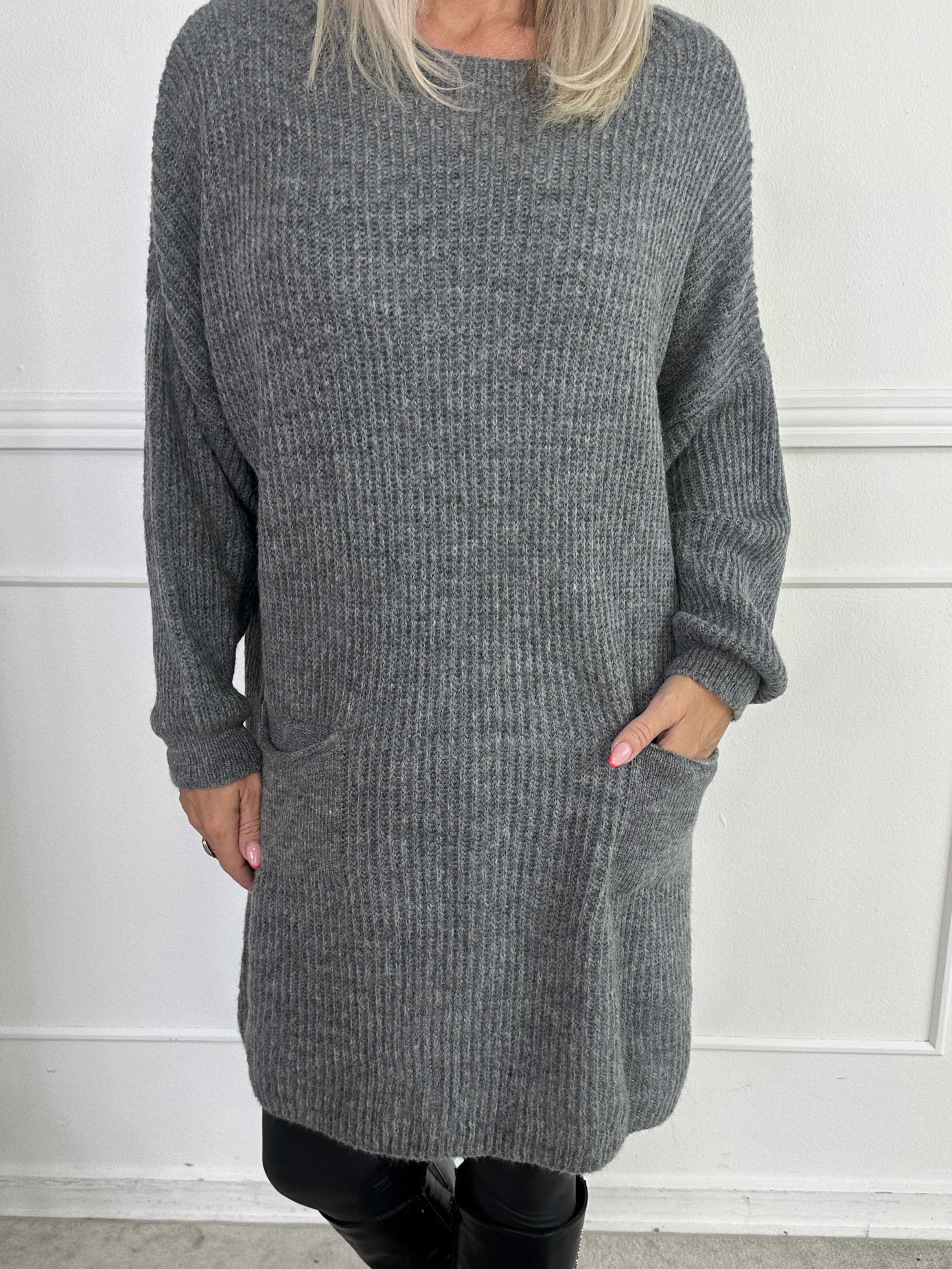 Miranda - Strikkjole med lommer foran