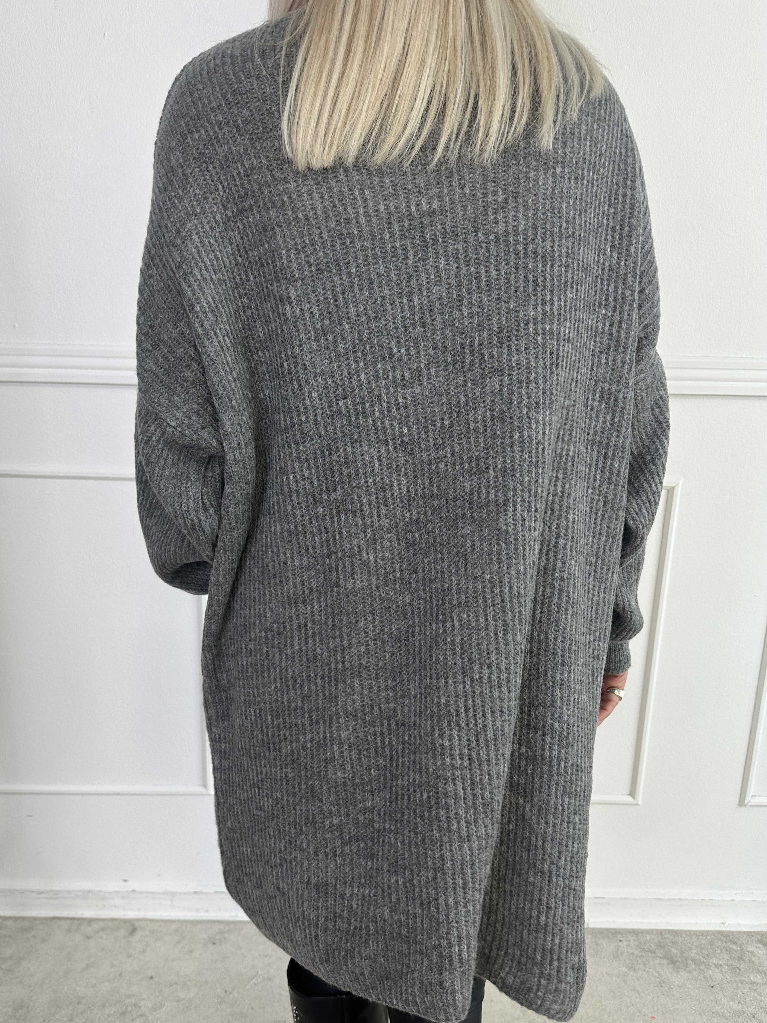 Miranda - Strikkjole med lommer foran