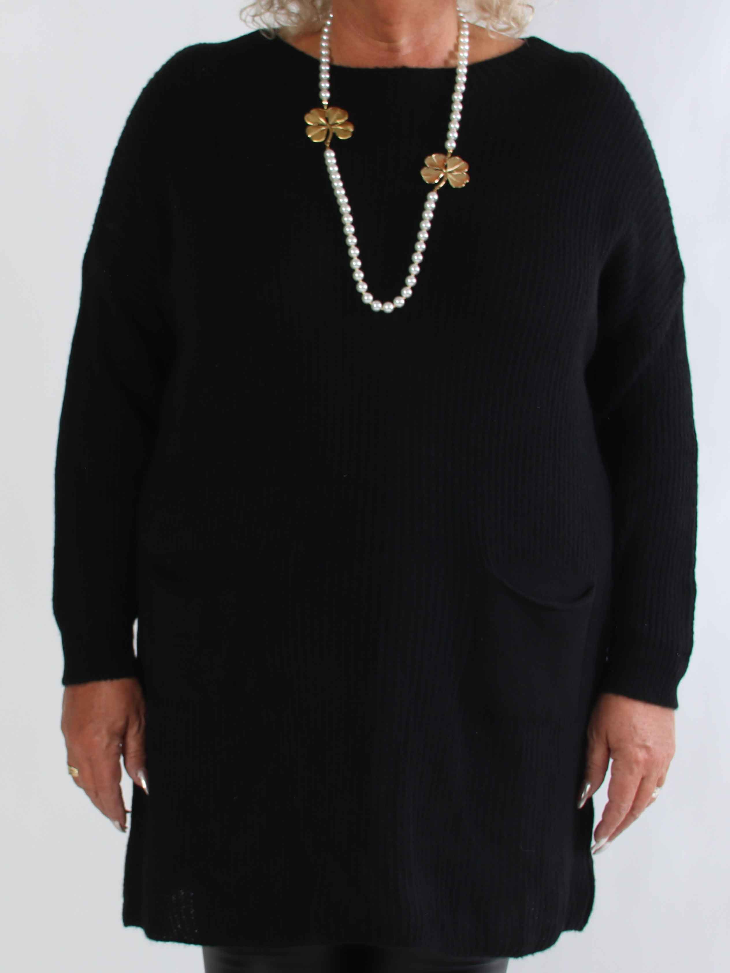 Miranda - Plus size strikkjole med lommer foran