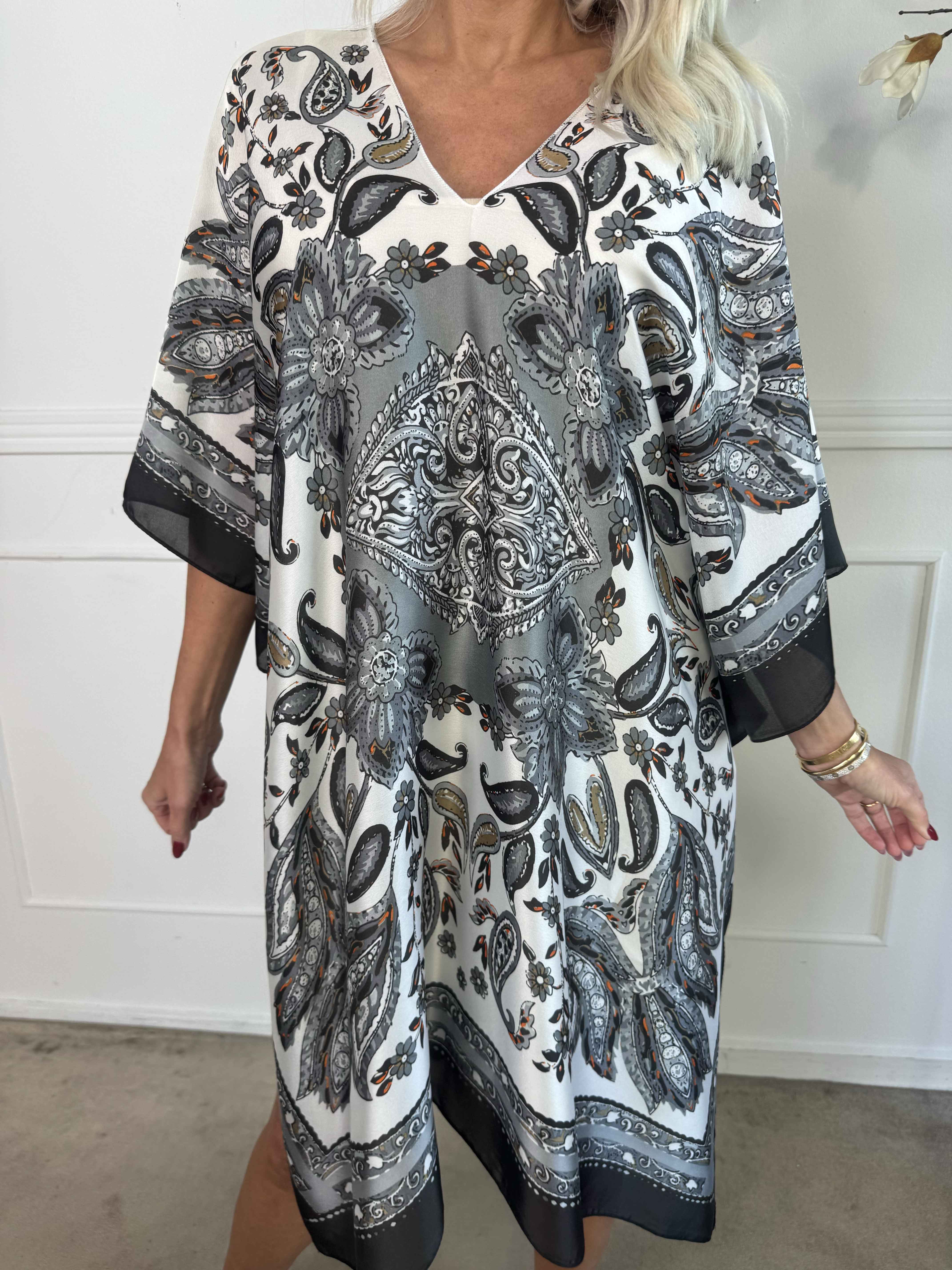 Miranda - Løs mønstret tunika i blød viskose og silke