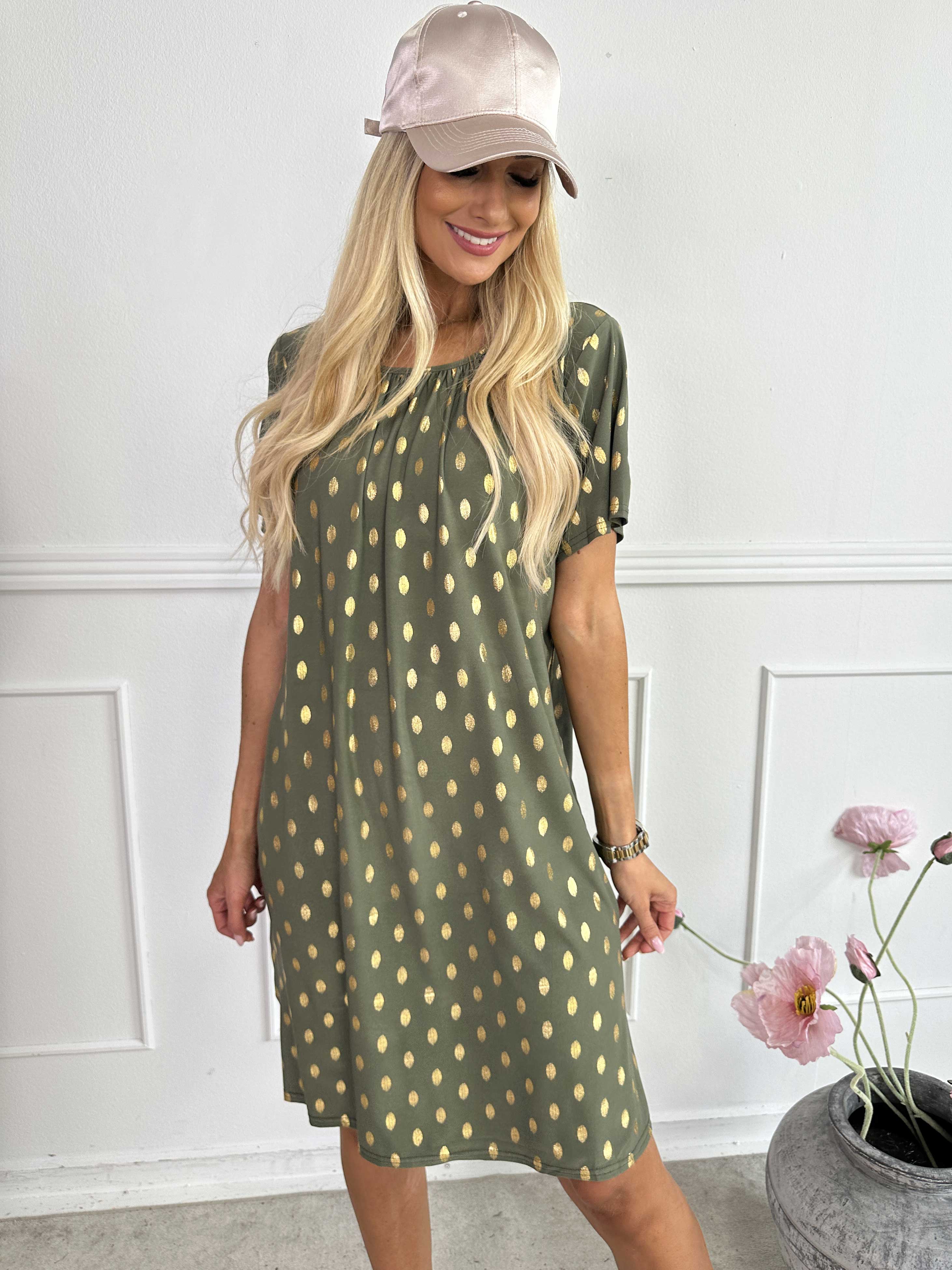 Miravi Gold - Løs kjole i elastisk stof med guld dutter