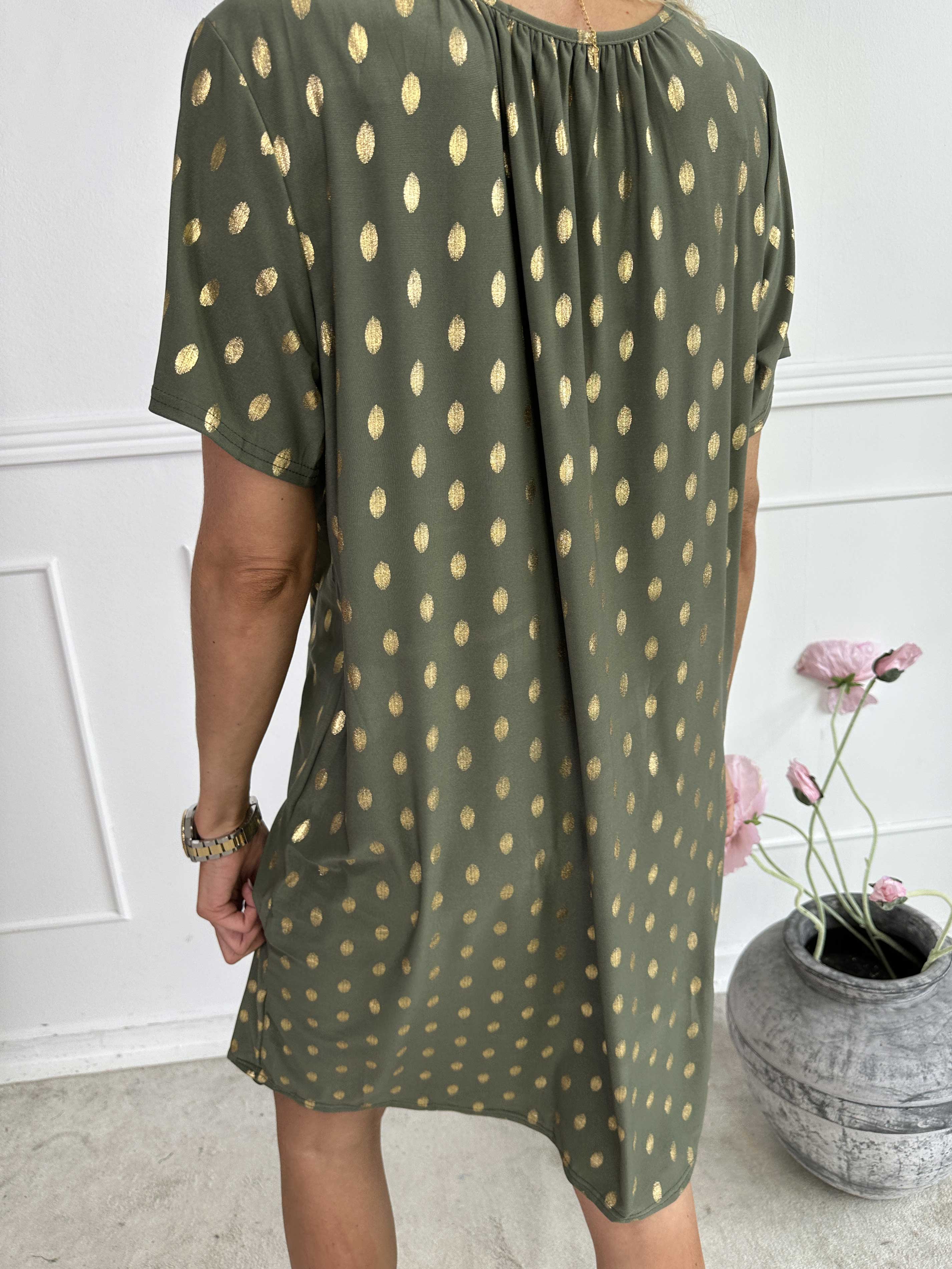 Miravi Gold - Løs kjole i elastisk stof med guld dutter