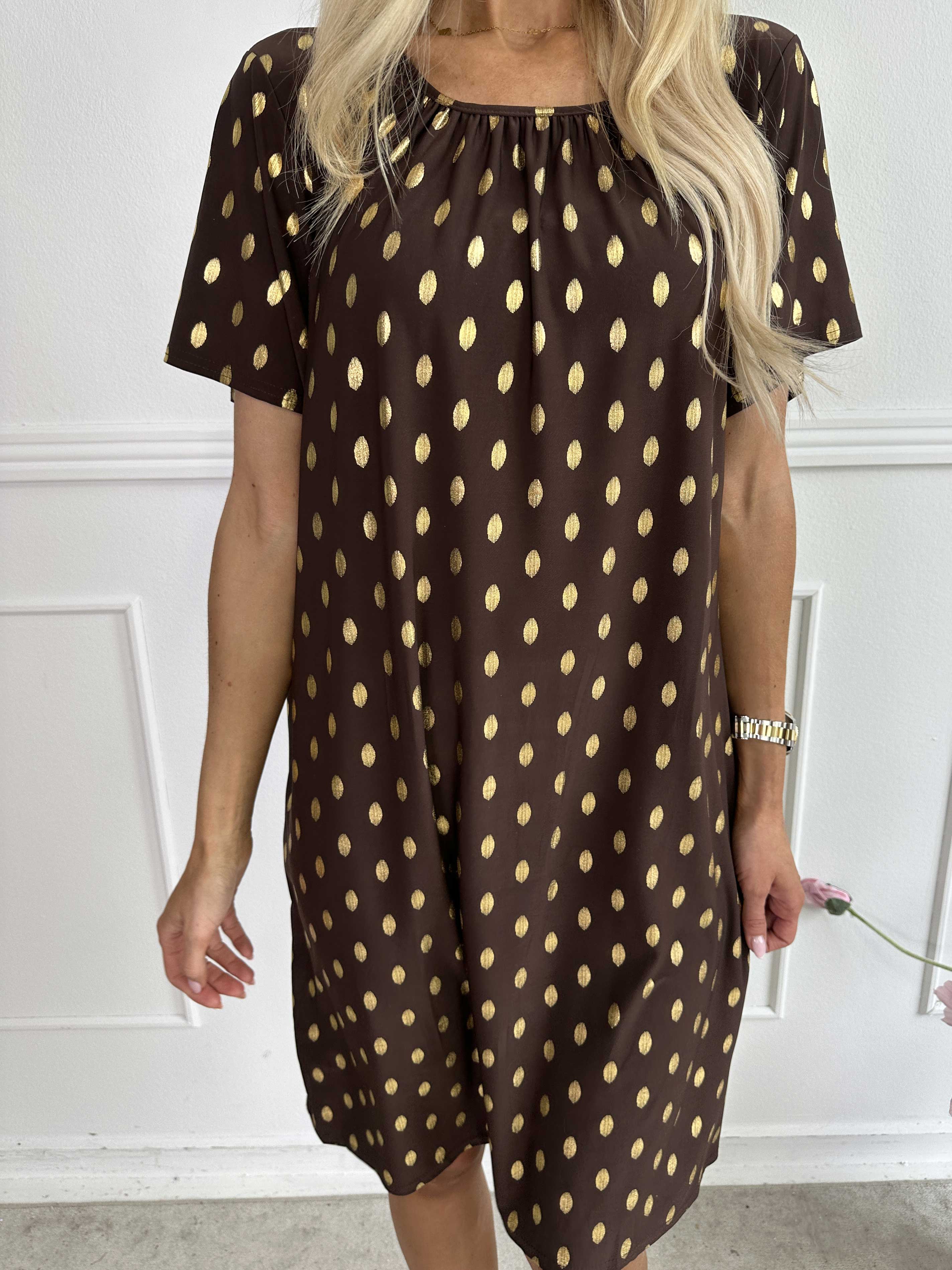 Miravi Gold - Løs kjole i elastisk stof med guld dutter
