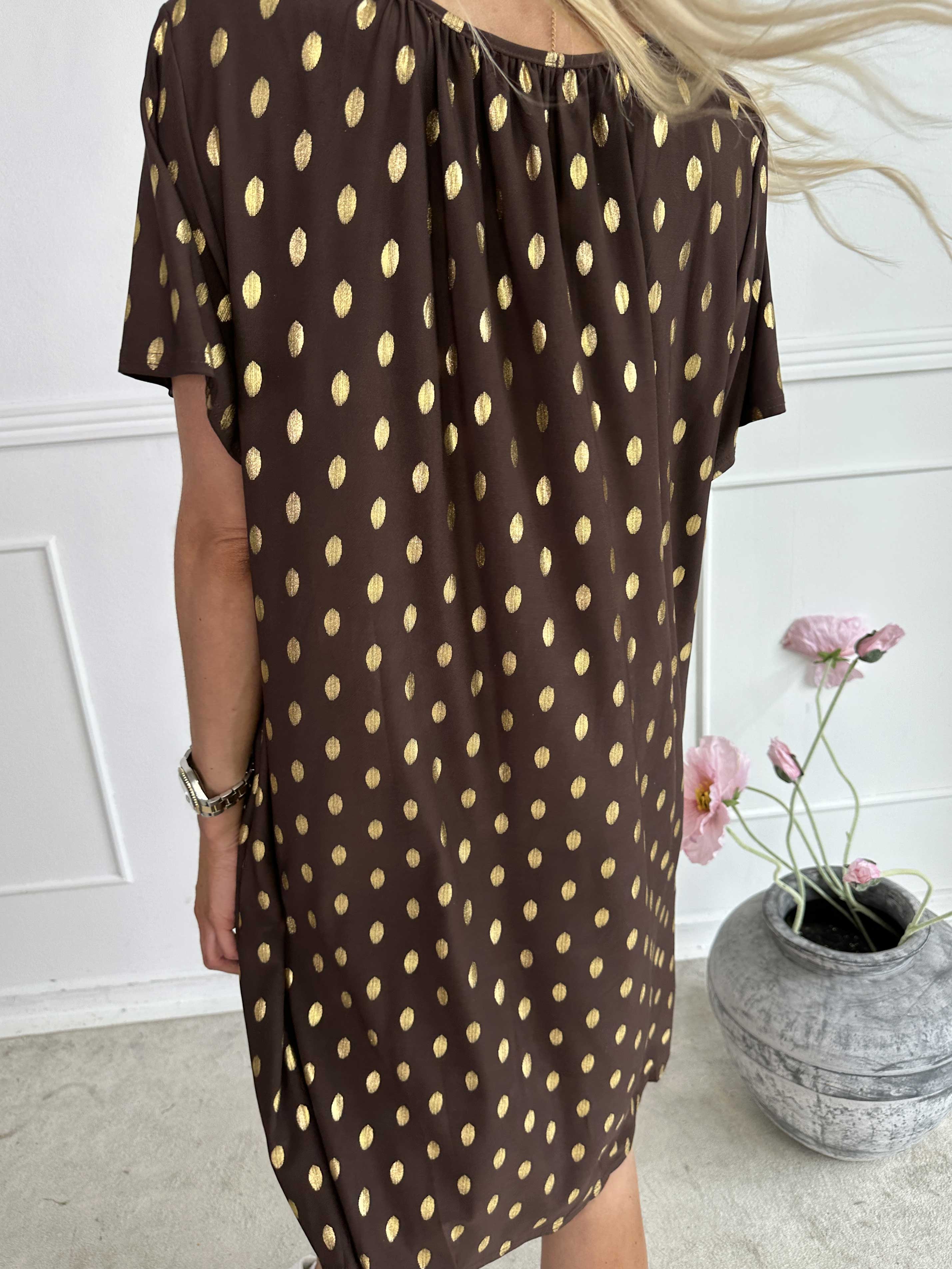 Miravi Gold - Løs kjole i elastisk stof med guld dutter