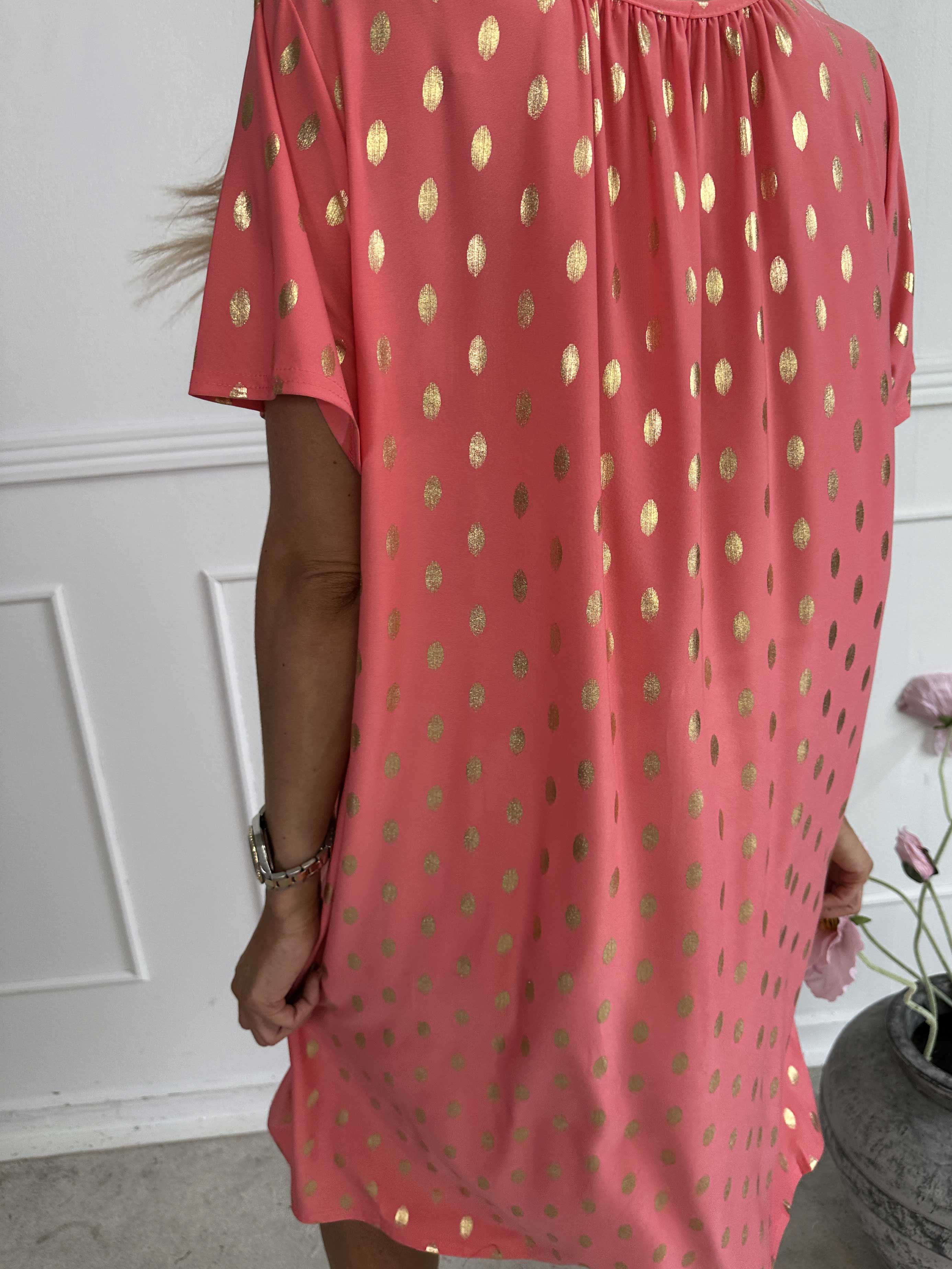 Miravi Gold - Løs kjole i elastisk stof med guld dutter