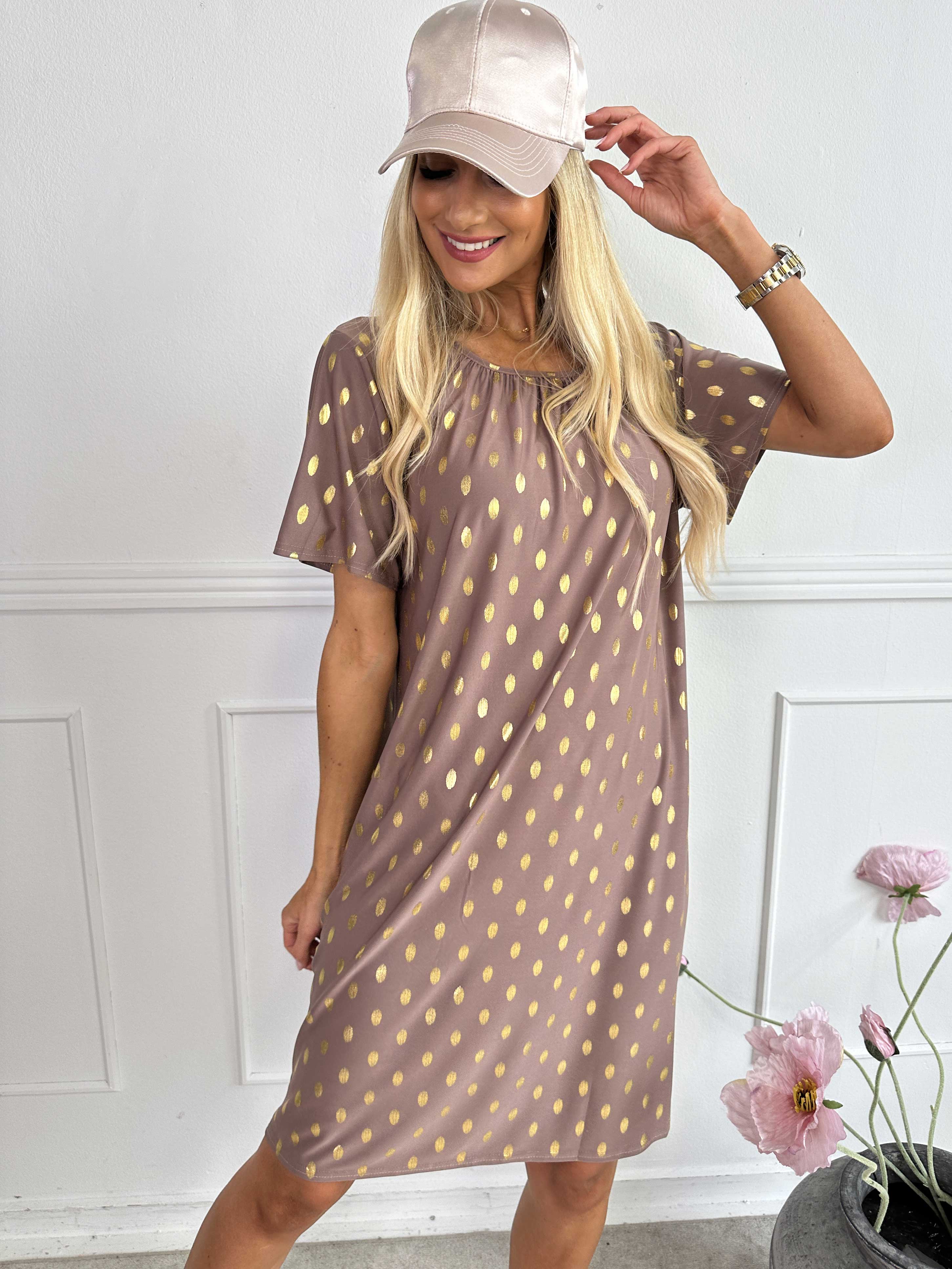 Miravi Gold - Løs kjole i elastisk stof med guld dutter