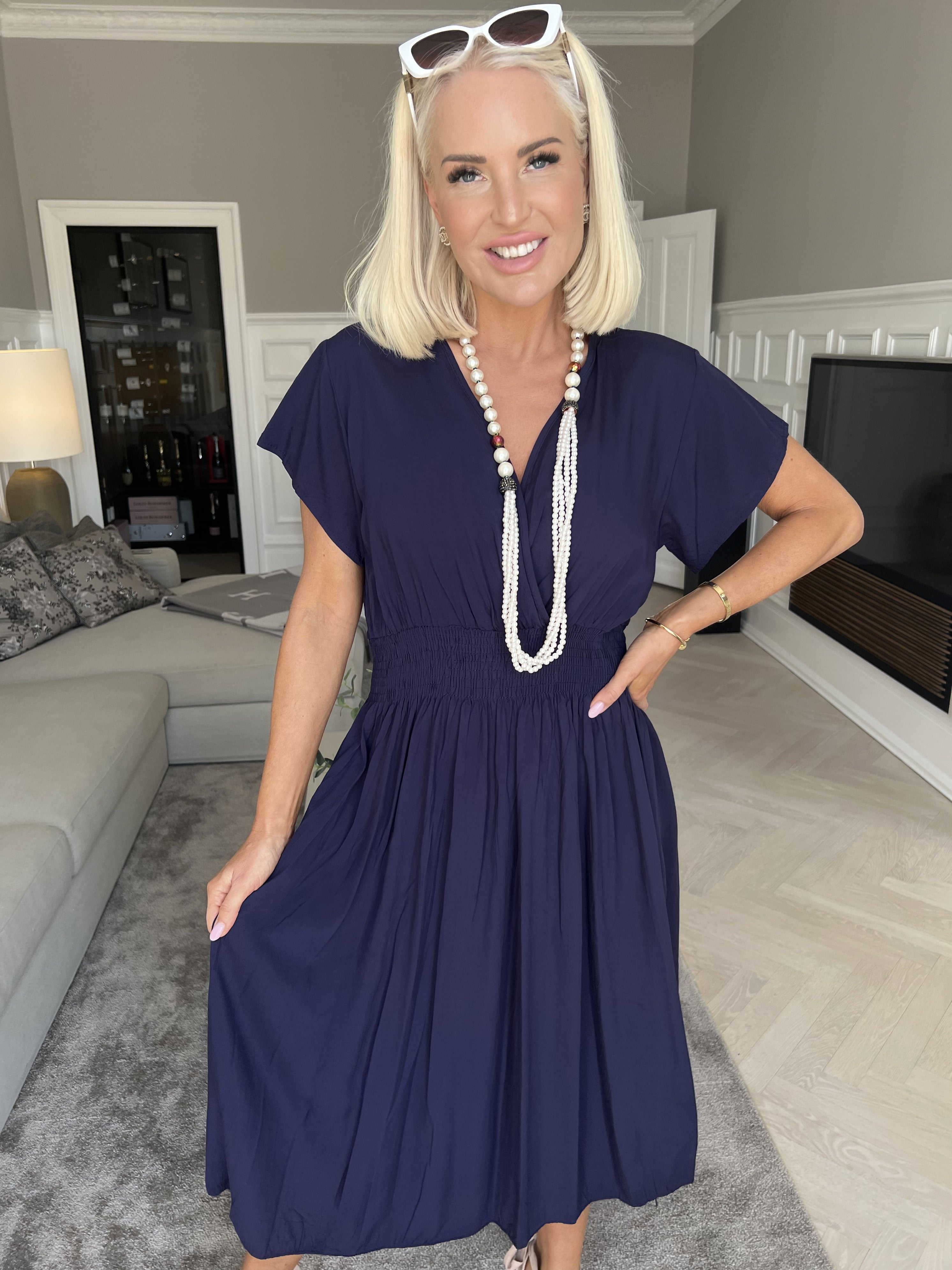 Misha Short - Sød plain kjole i viskose med smock under brystet