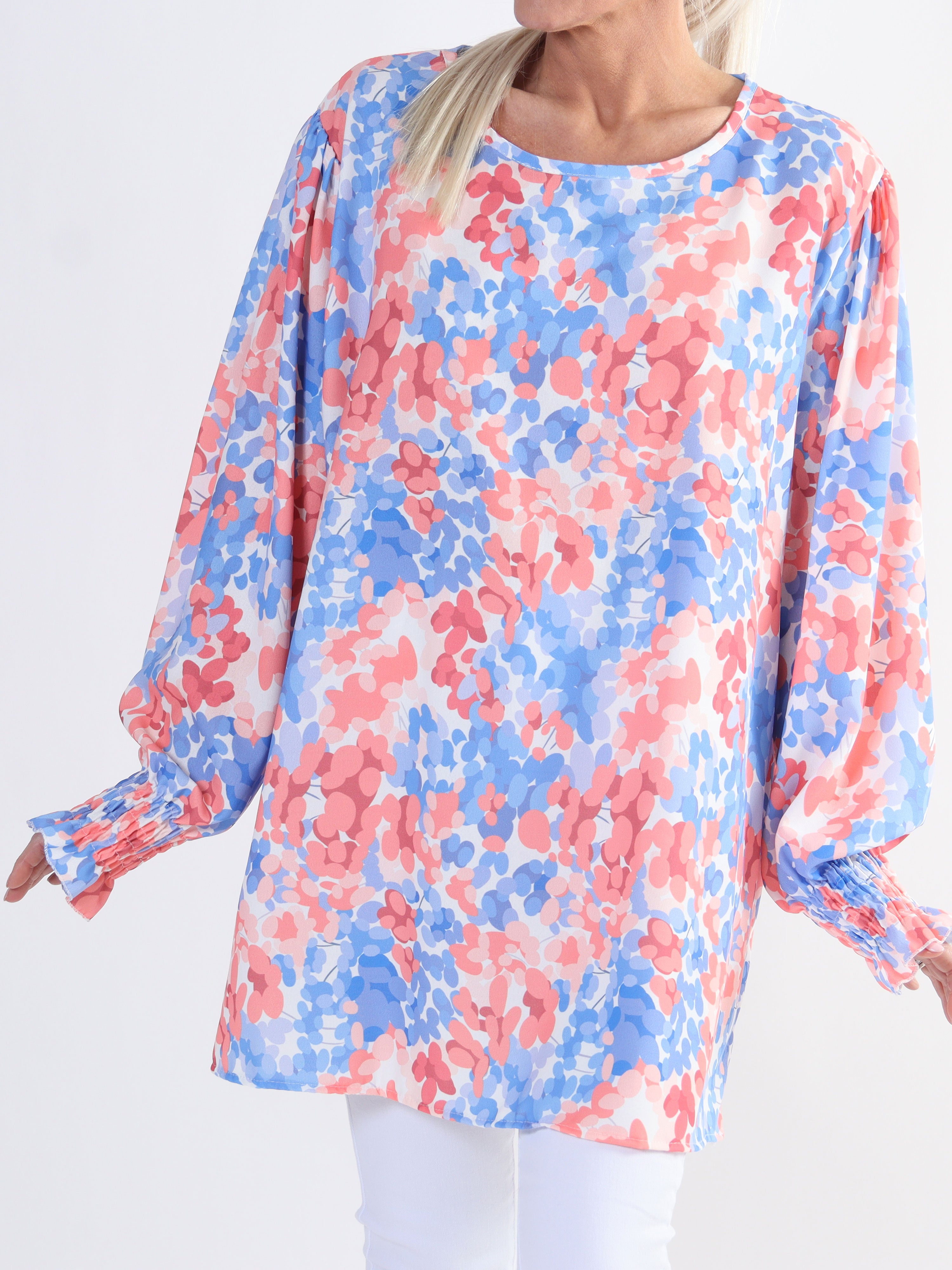 Moa - Plus size bluse med elastik forenden af ærmerne