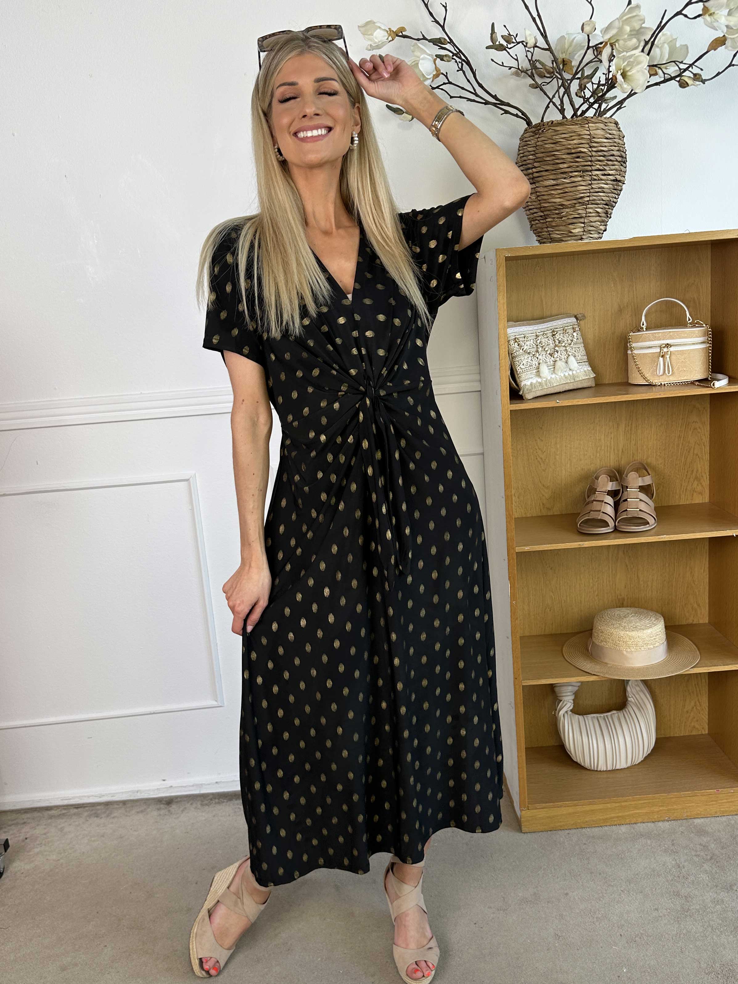 Molly Dot - Lang kjole i elastisk stof med knudedetalje og guld dutter