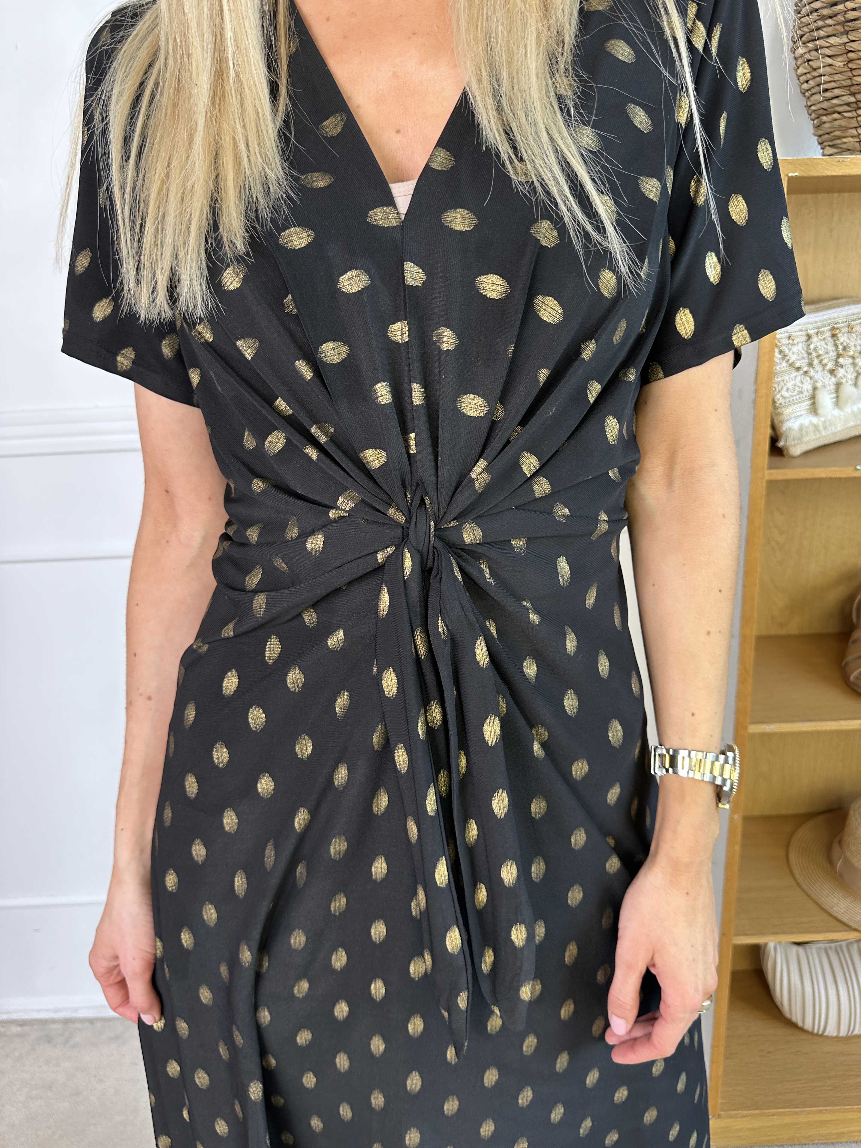 Molly Dot - Lang kjole i elastisk stof med knudedetalje og guld dutter