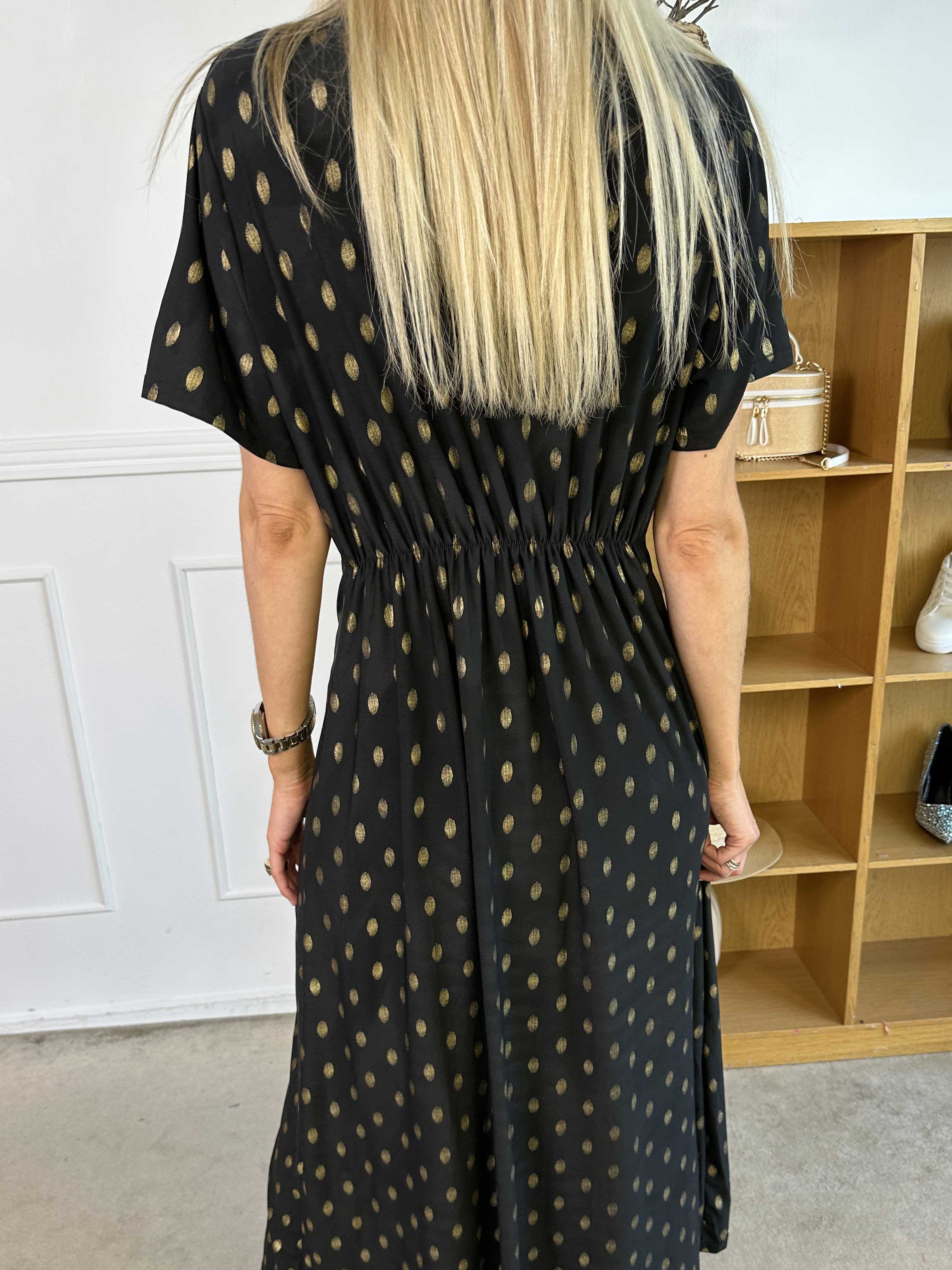 Molly Dot - Lang kjole i elastisk stof med knudedetalje og guld dutter