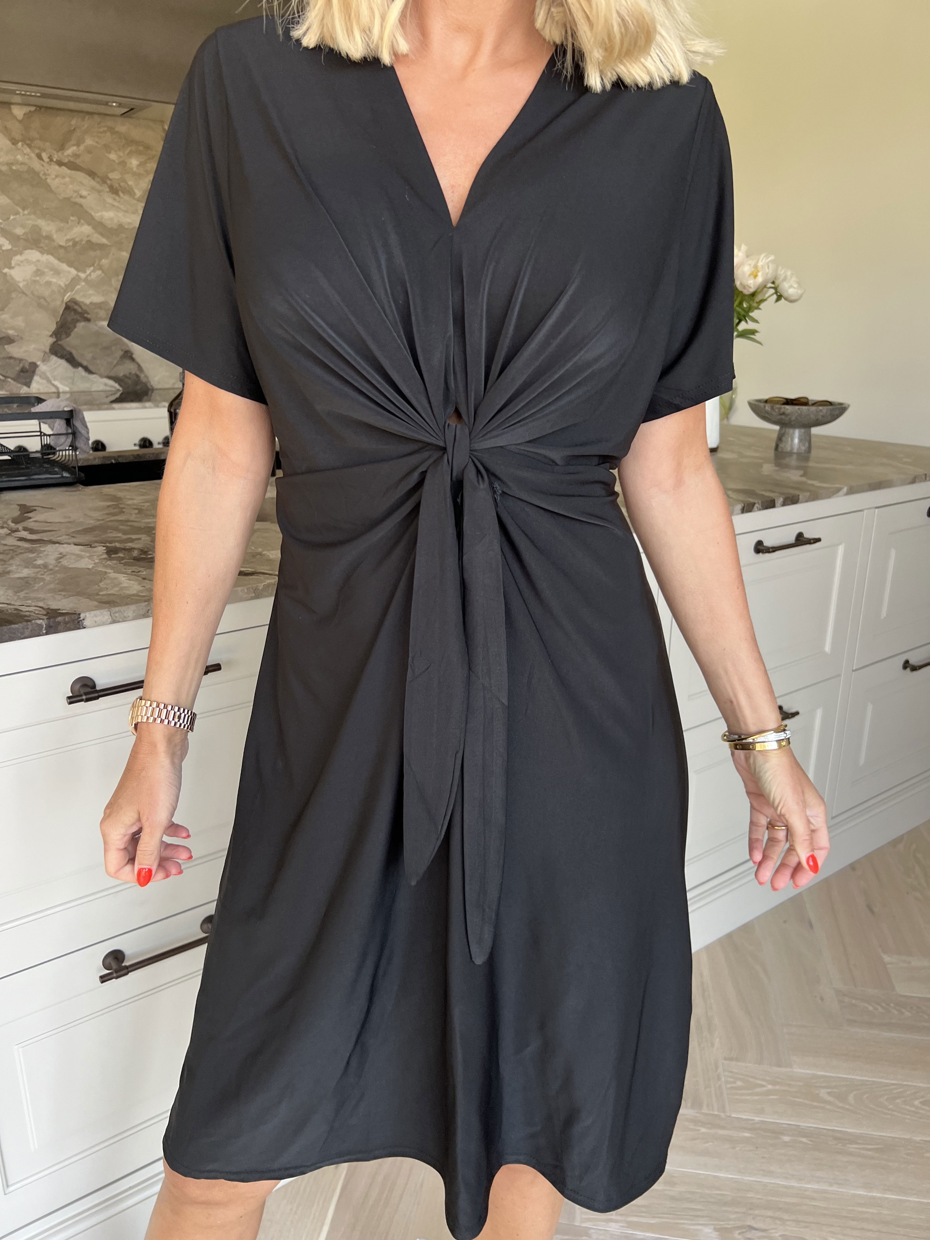 Molly Plain Short - Elastisk kjole med fin knudedetalje foran