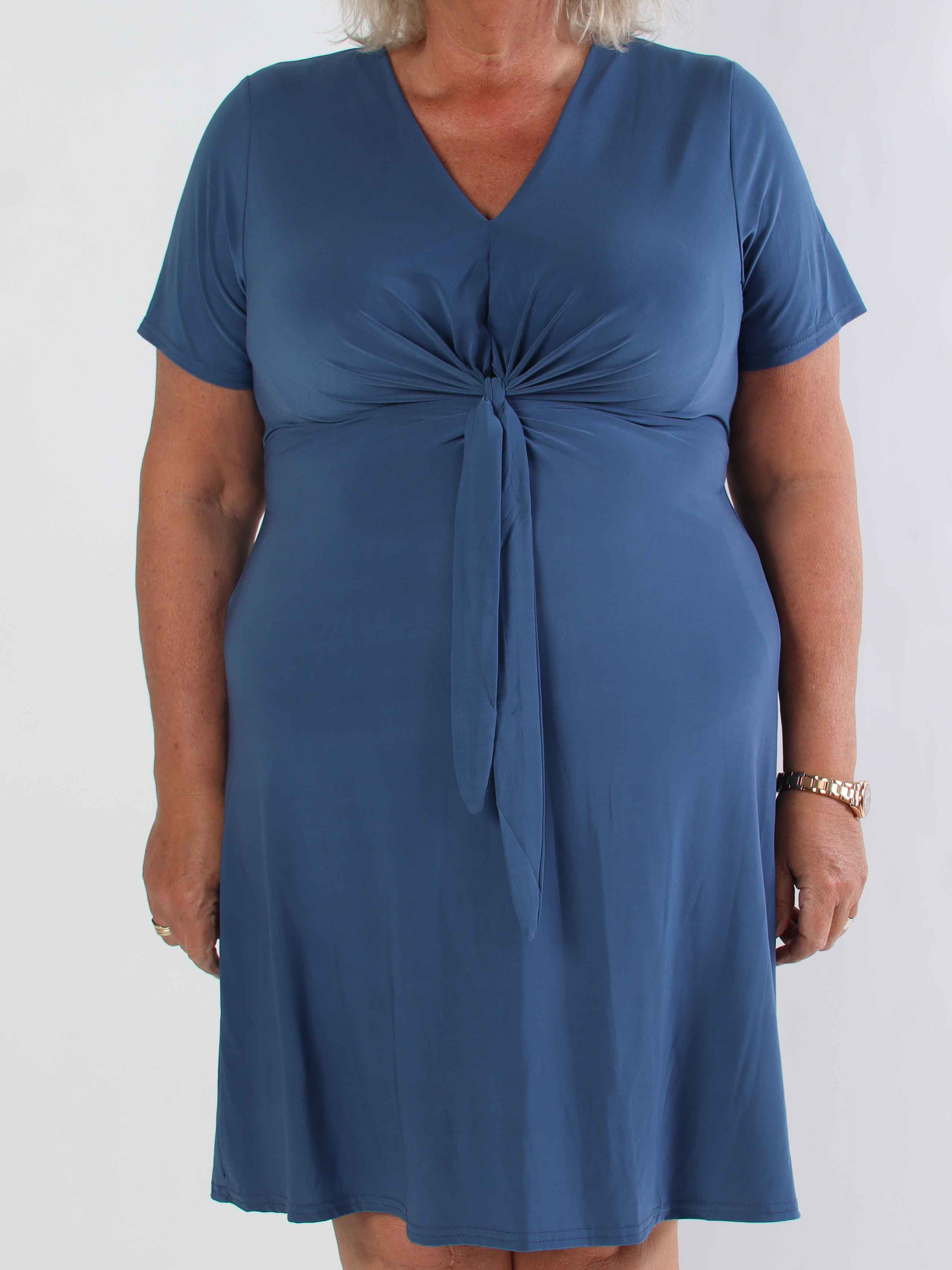 Molly Plain Short - Elastisk plus size kjole med fin knudedetalje foran