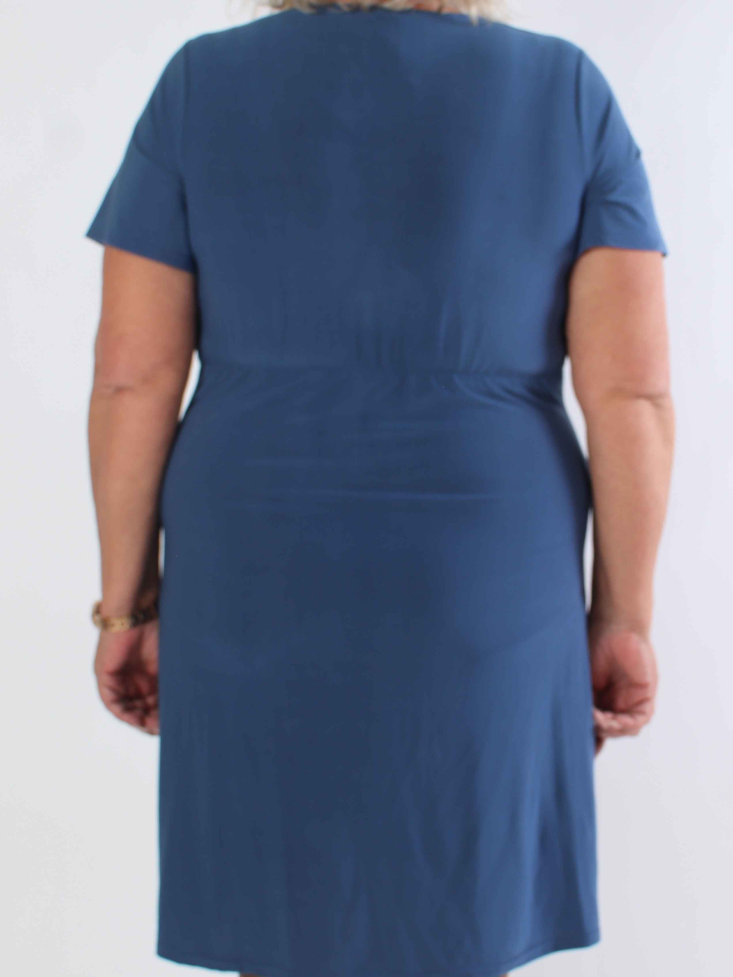 Molly Plain Short - Elastisk plus size kjole med fin knudedetalje foran