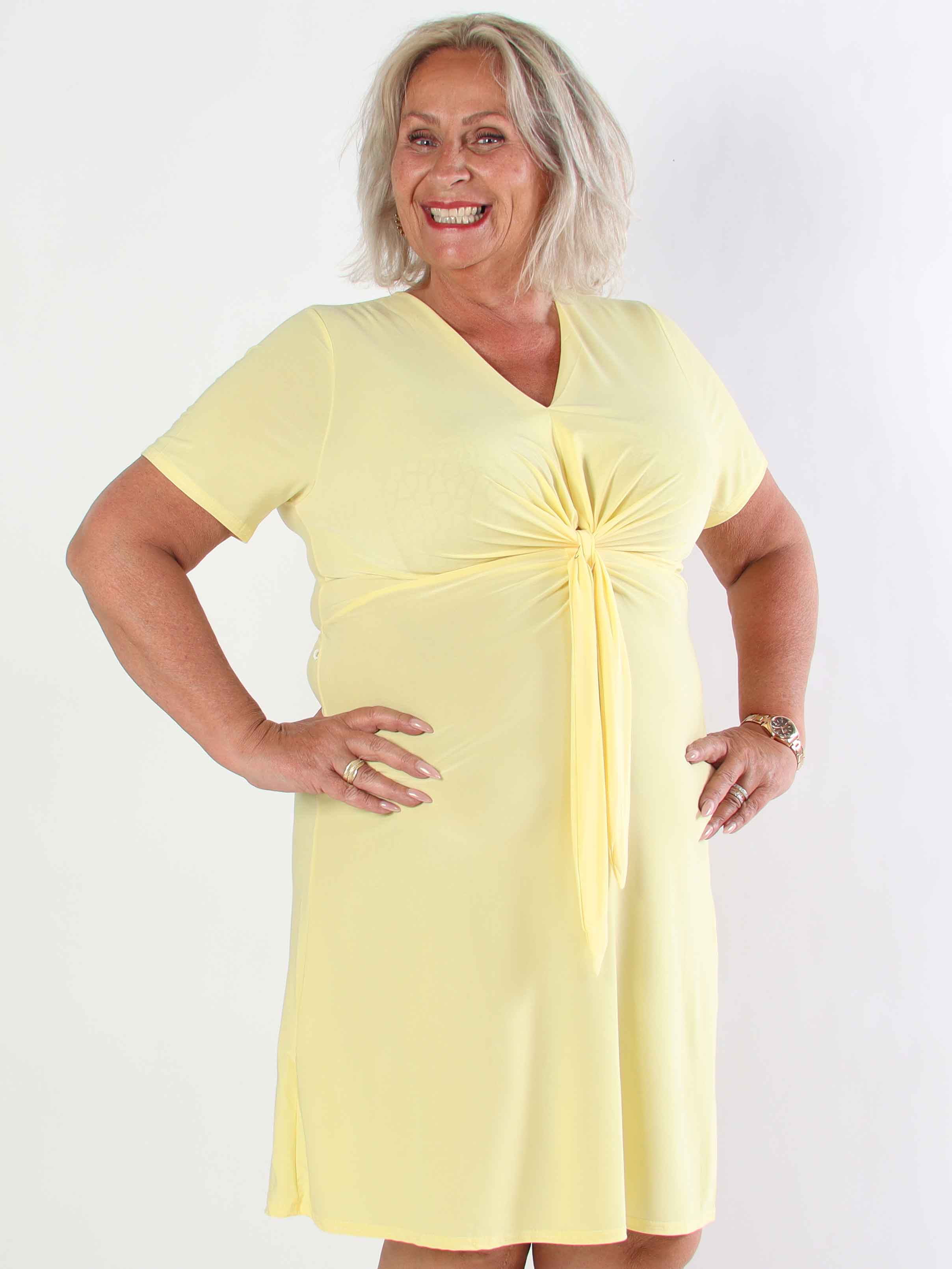 Molly Plain Short - Elastisk plus size kjole med fin knudedetalje foran