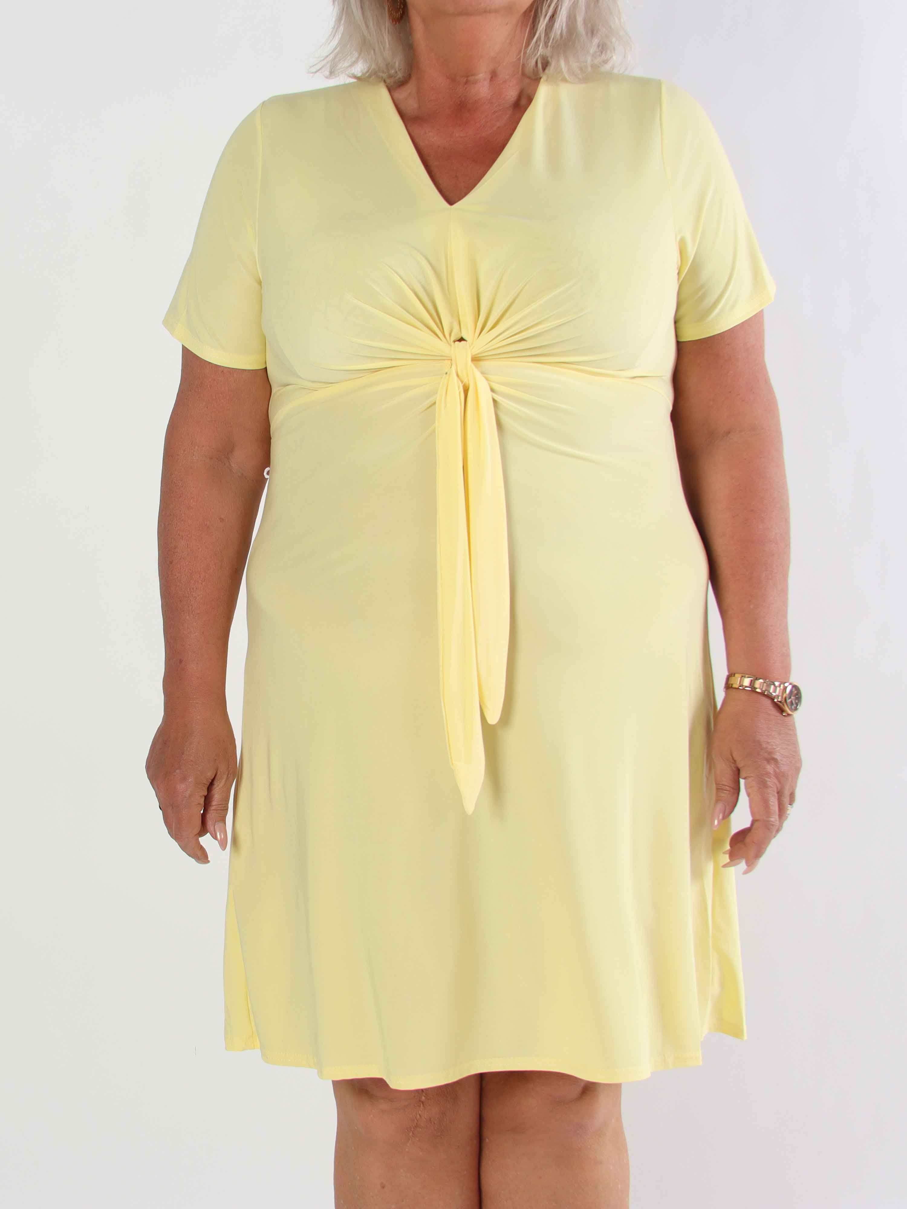 Molly Plain Short - Elastisk plus size kjole med fin knudedetalje foran