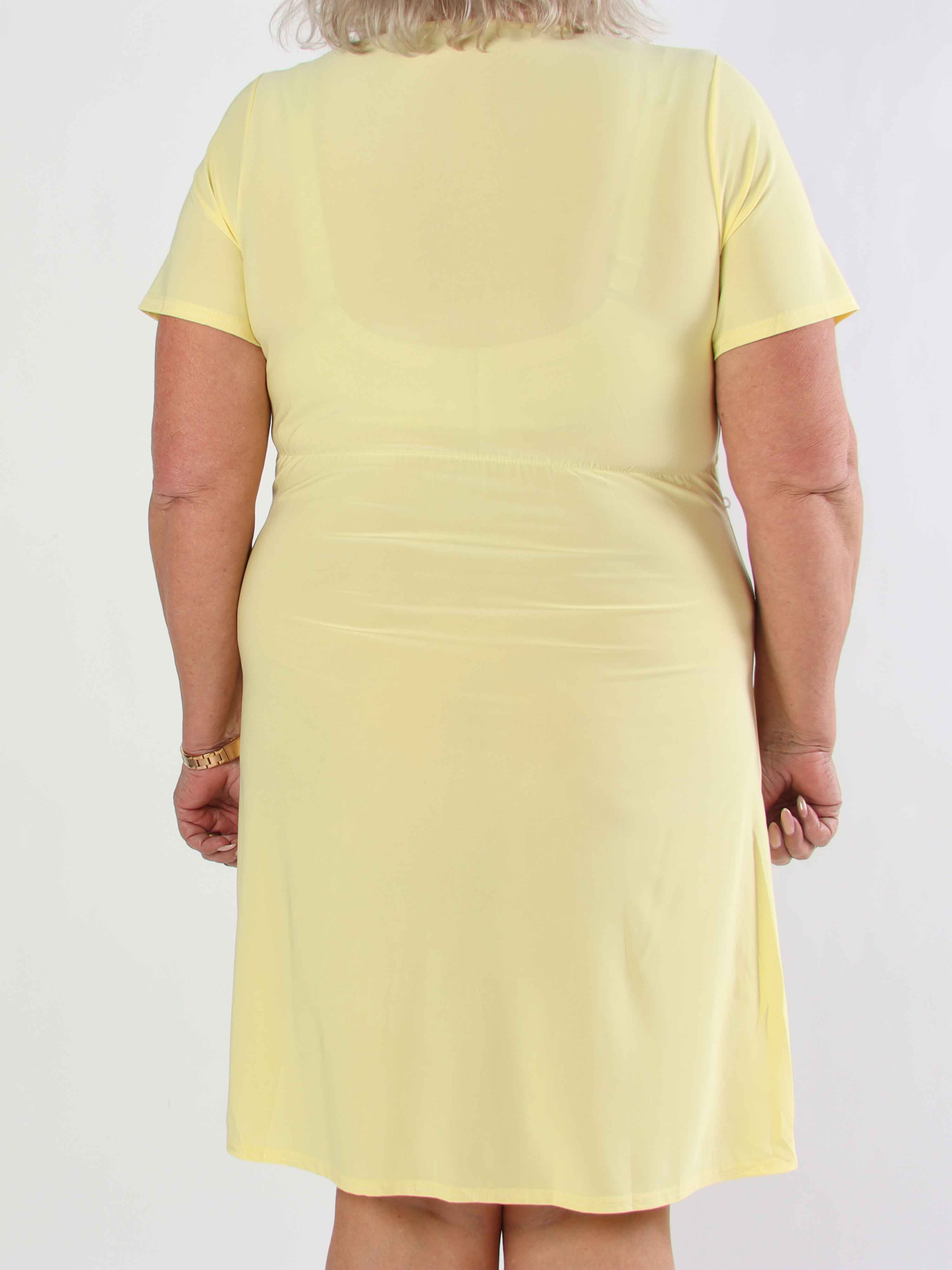 Molly Plain Short - Elastisk plus size kjole med fin knudedetalje foran