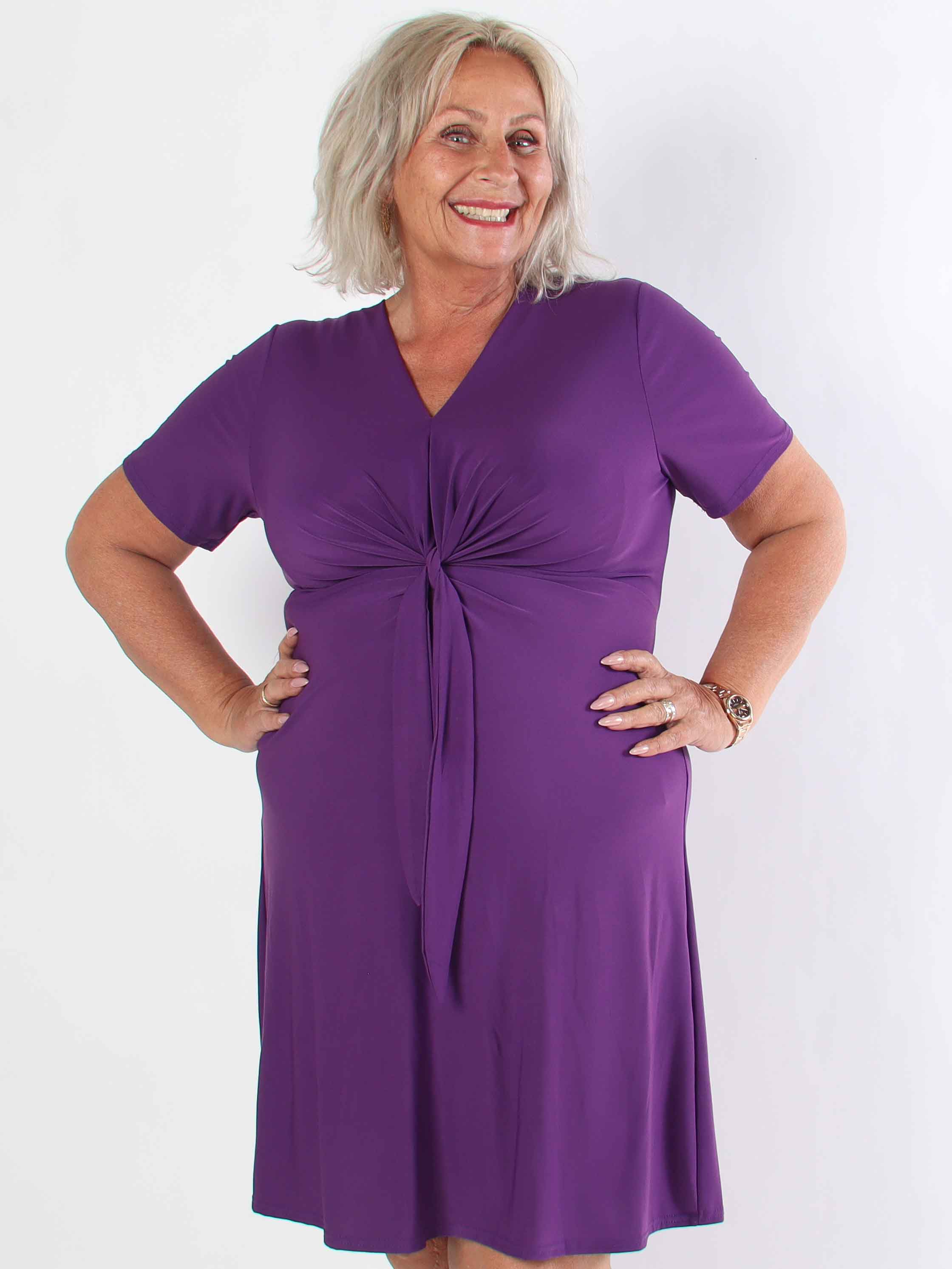 Molly Plain Short - Elastisk plus size kjole med fin knudedetalje foran