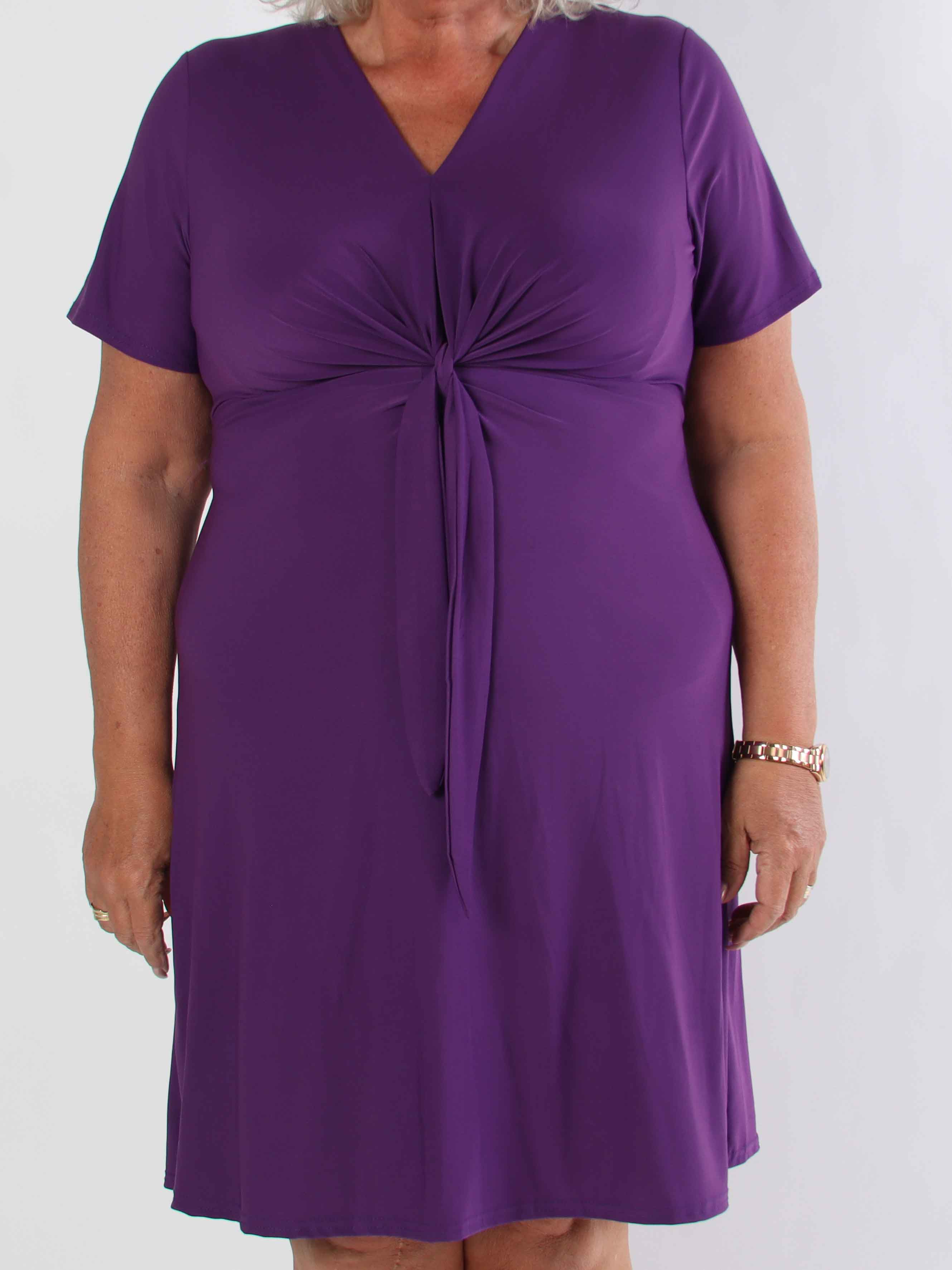 Molly Plain Short - Elastisk plus size kjole med fin knudedetalje foran