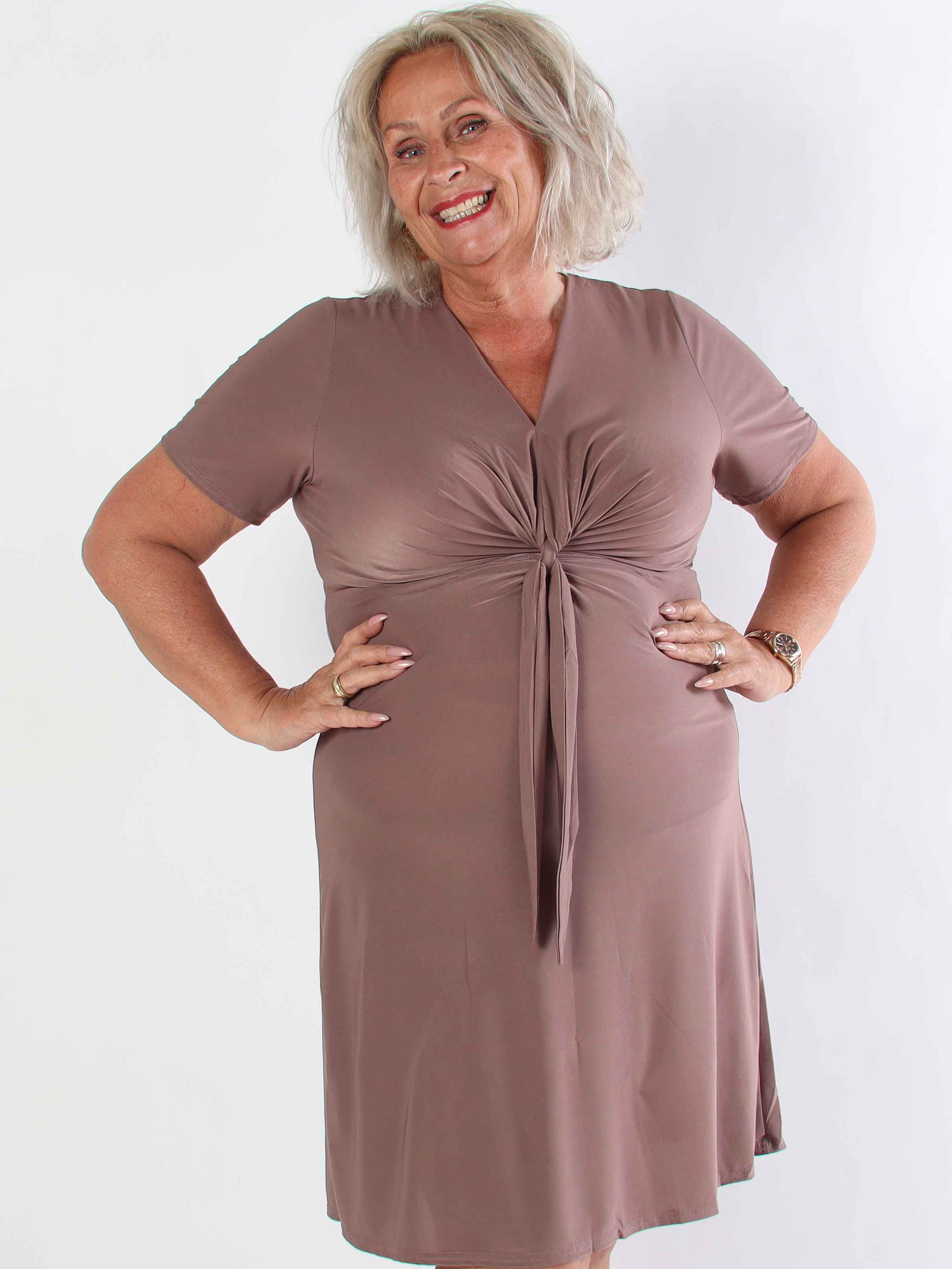 Molly Plain Short - Elastisk plus size kjole med fin knudedetalje foran
