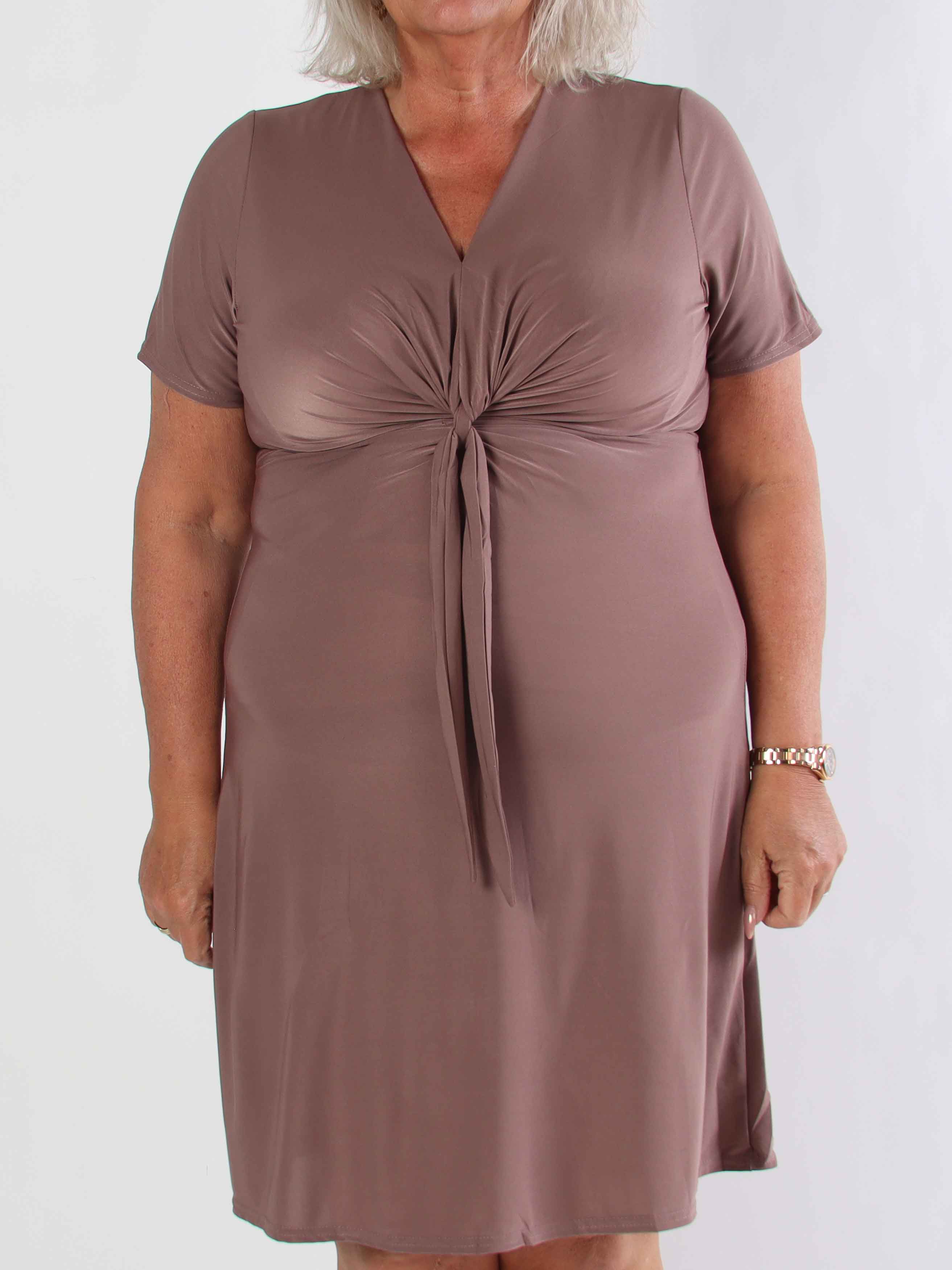 Molly Plain Short - Elastisk plus size kjole med fin knudedetalje foran