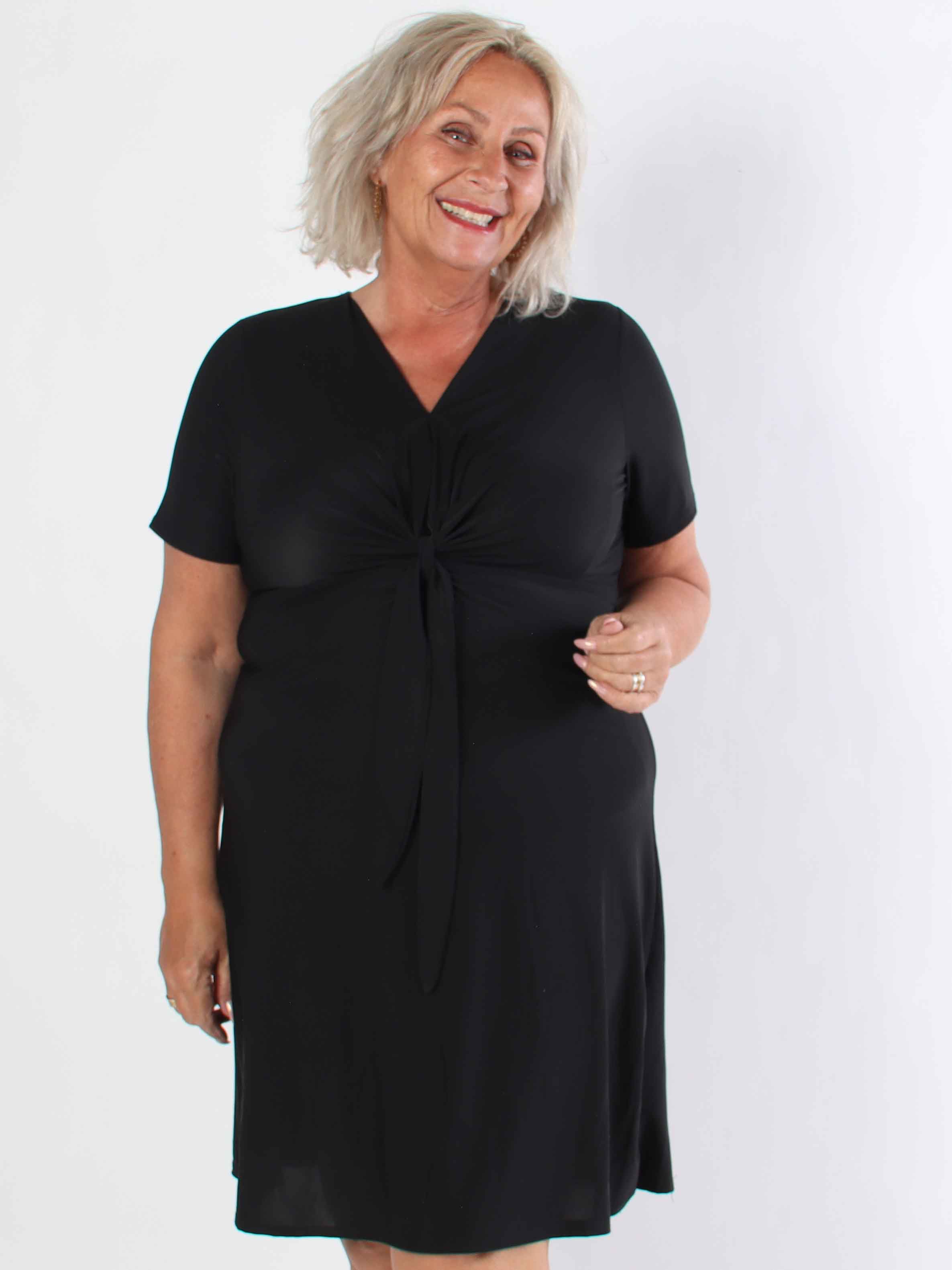 Molly Plain Short - Elastisk plus size kjole med fin knudedetalje foran