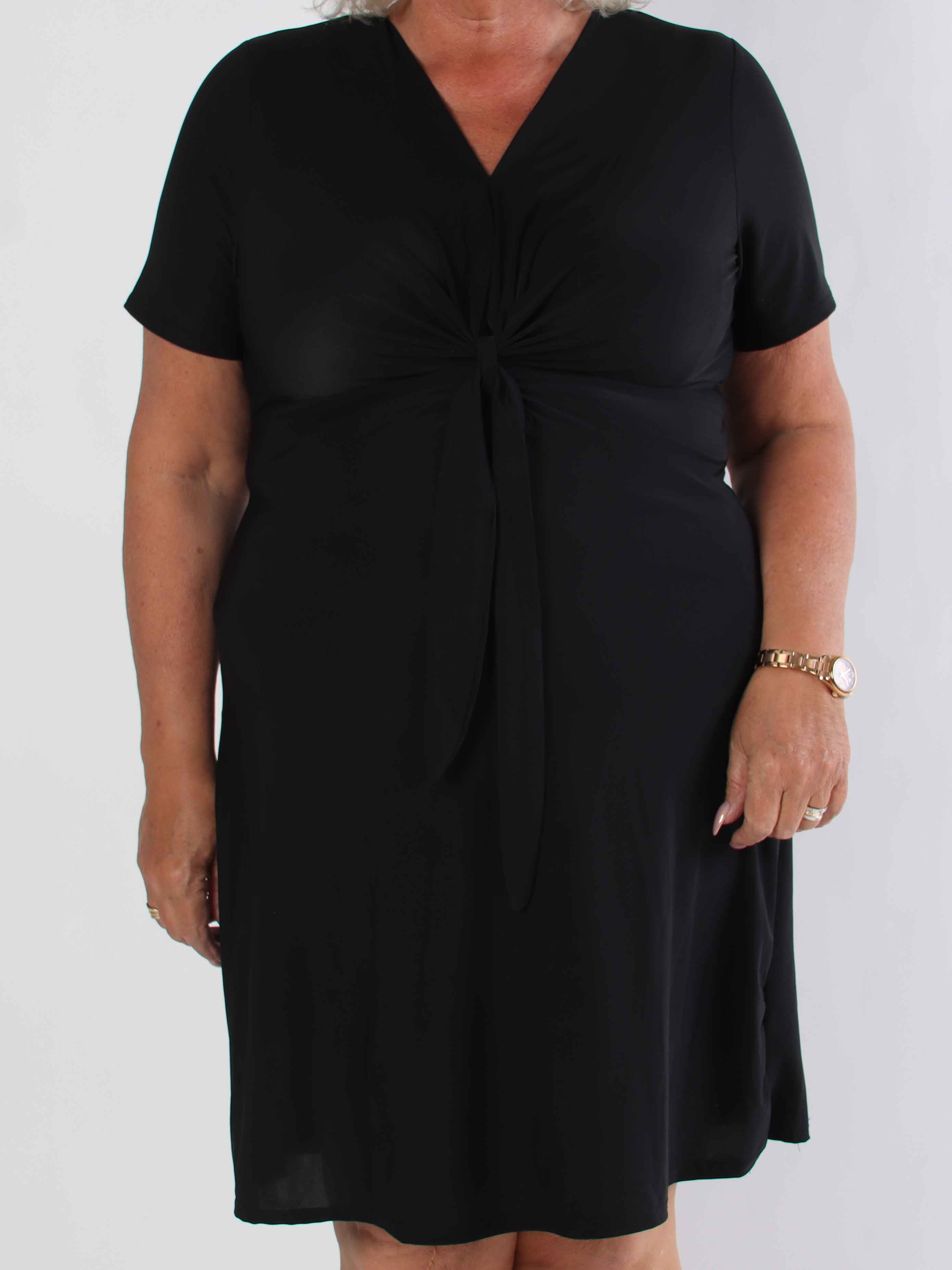 Molly Plain Short - Elastisk plus size kjole med fin knudedetalje foran