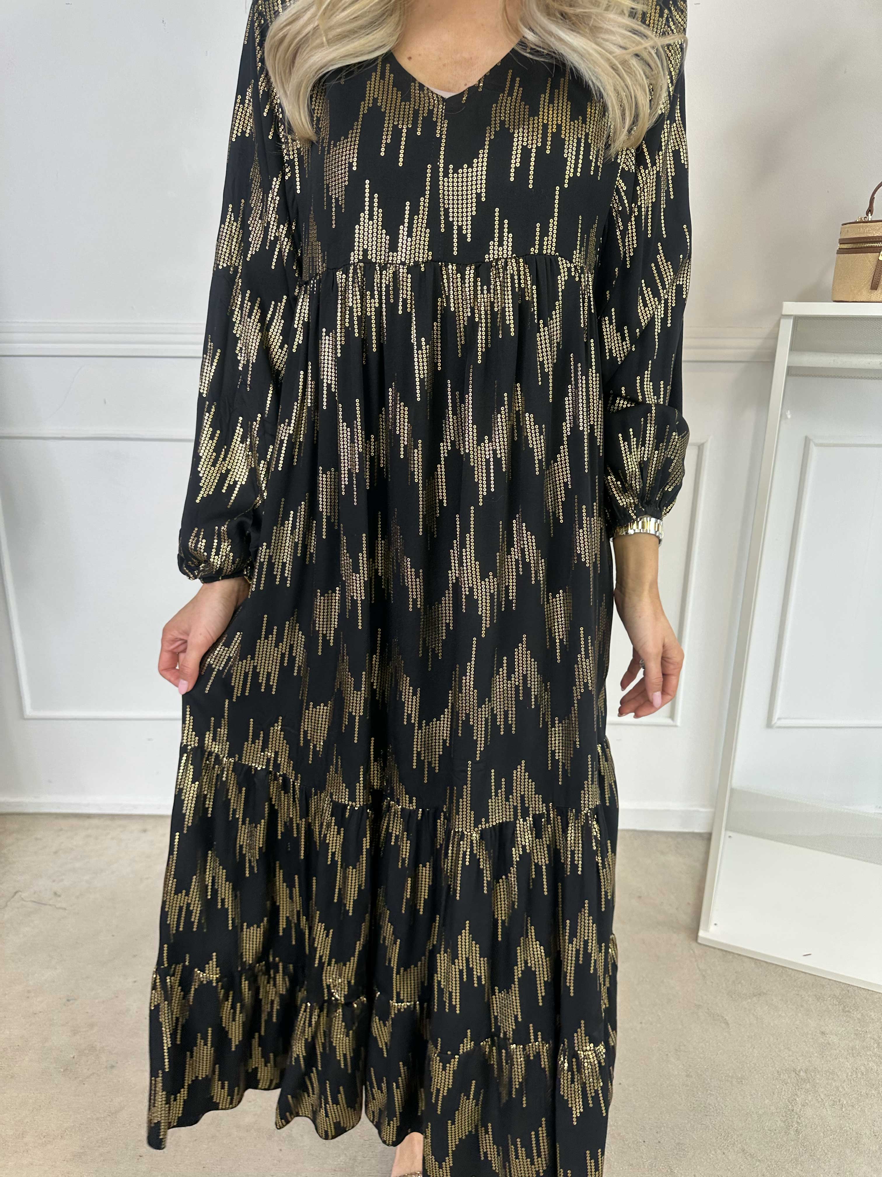 Mona - Lang løs kjole i viskose med gulddetaljer