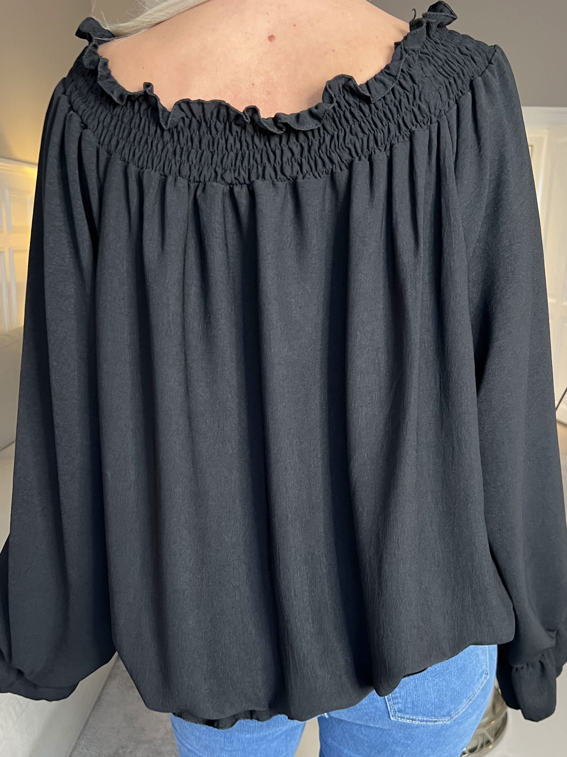 Monik - Ensfarvet tunika med elastik- og flæsekanter