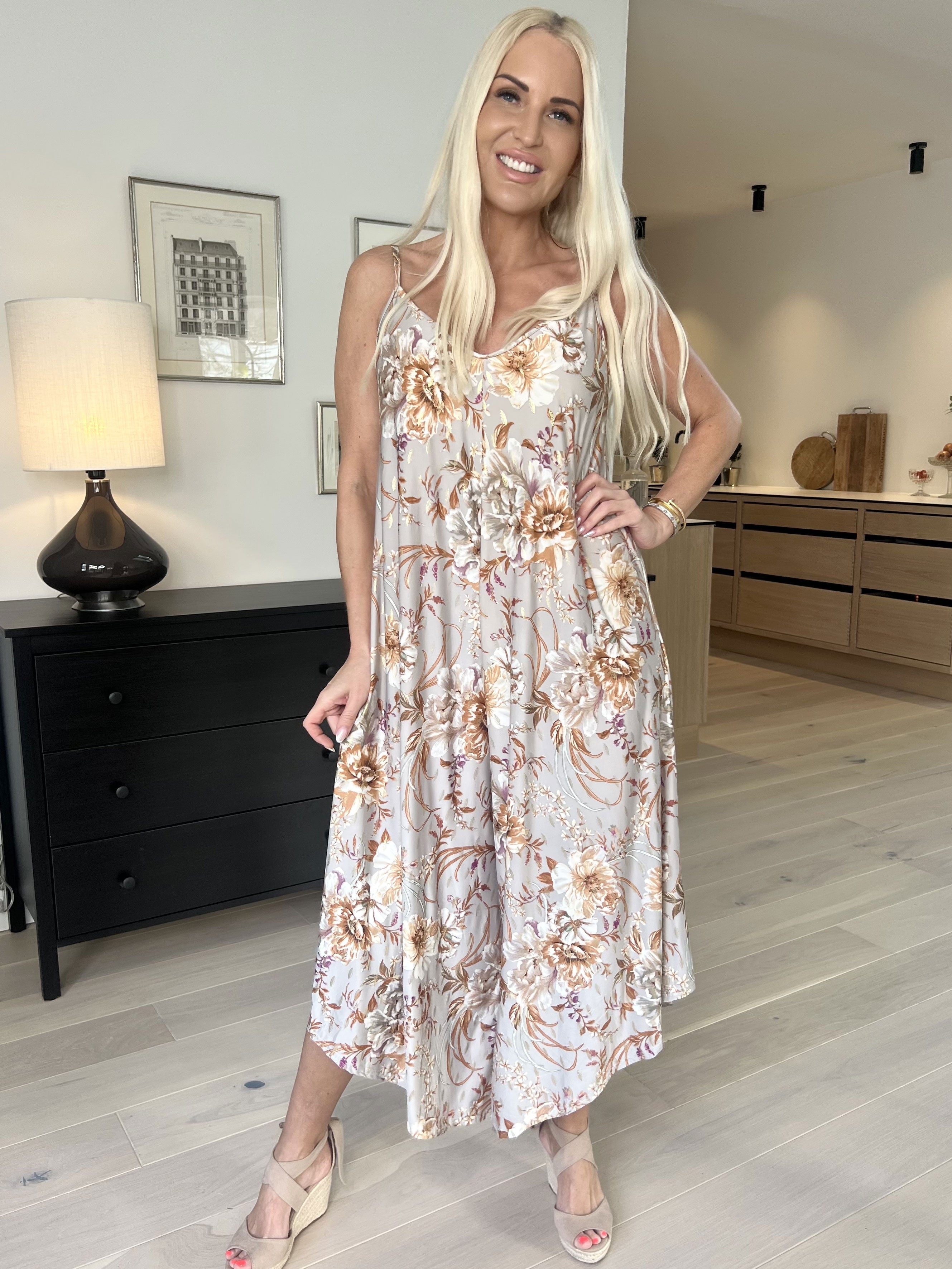 Monique Jumpsuit - Buksedragt i elastisk stof med tynde stropper