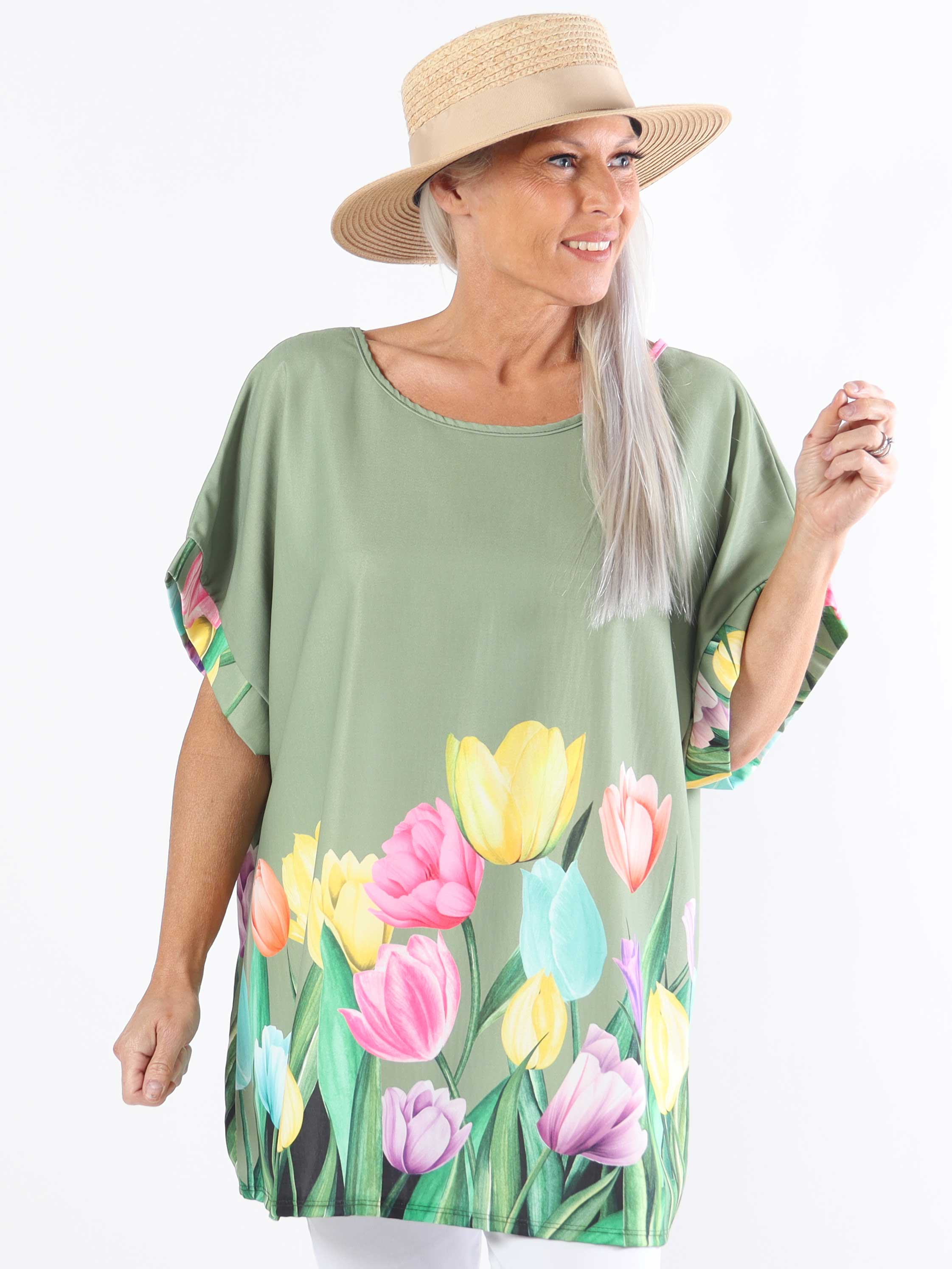 Montana - Plus size bluse med korte ærmer og tulipan motiver