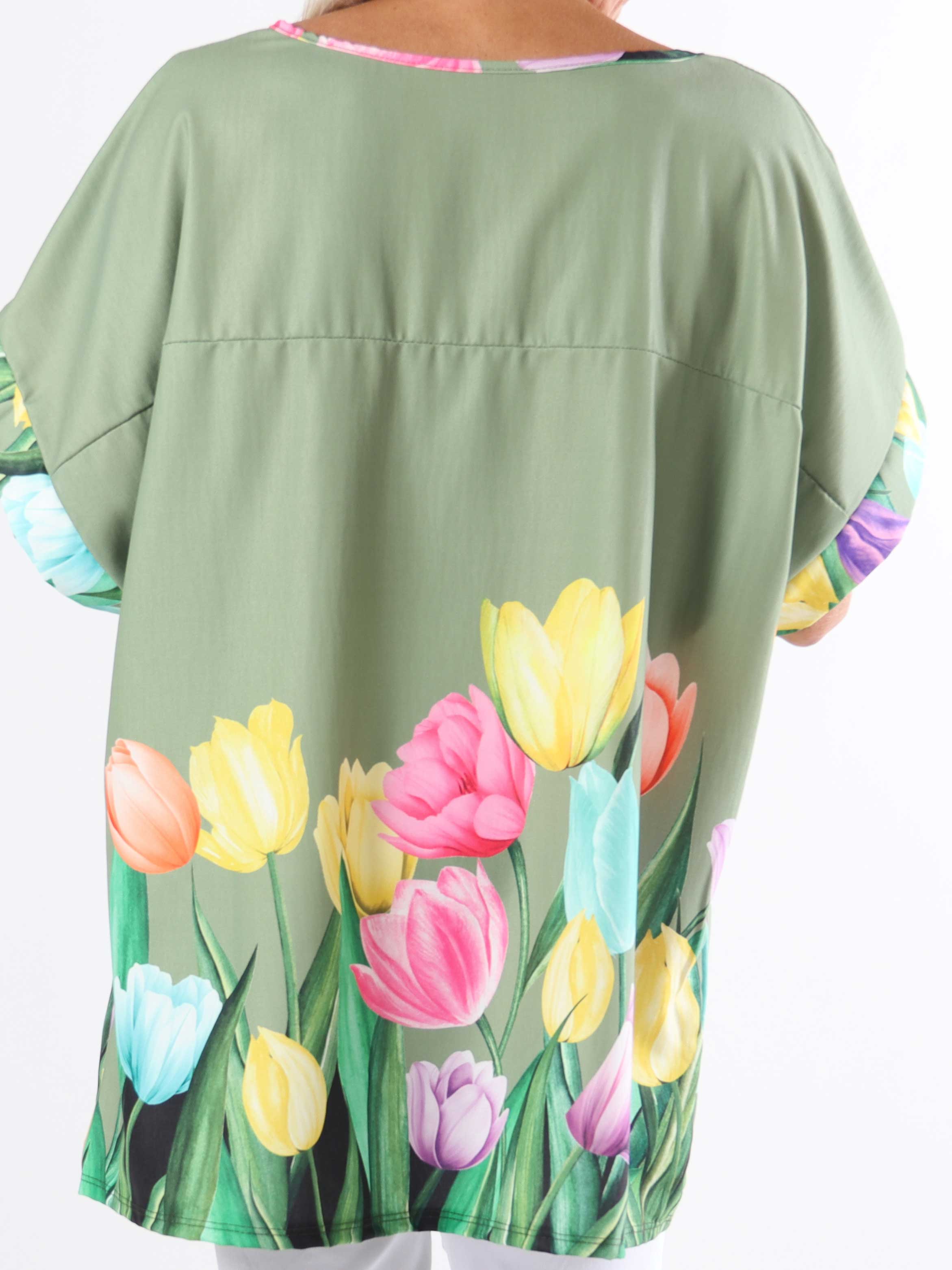 Montana - Plus size bluse med korte ærmer og tulipan motiver