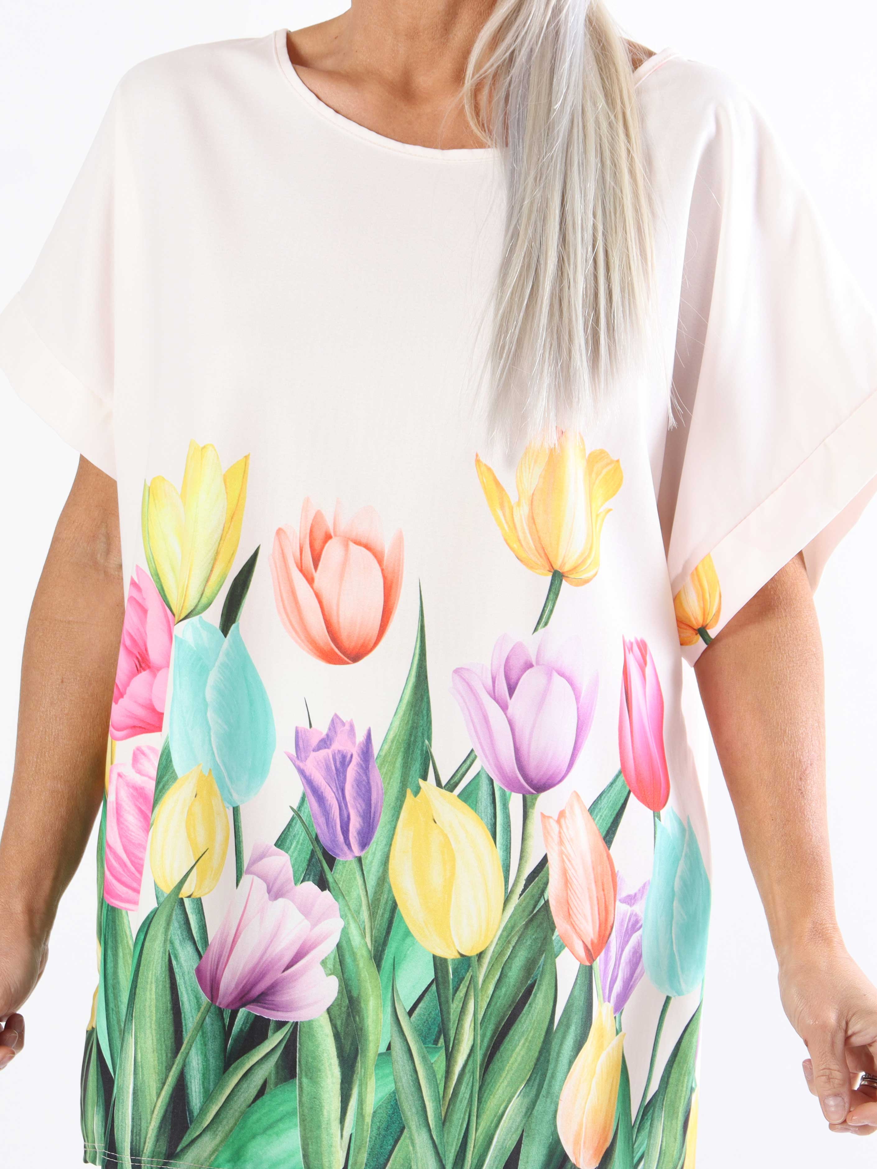 Montana - Plus size bluse med korte ærmer og tulipan motiver
