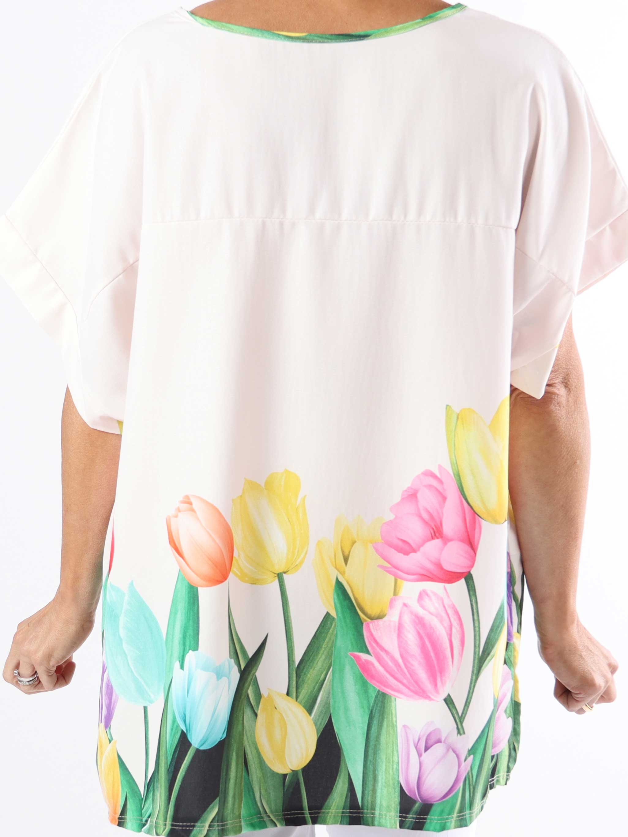 Montana - Plus size bluse med korte ærmer og tulipan motiver