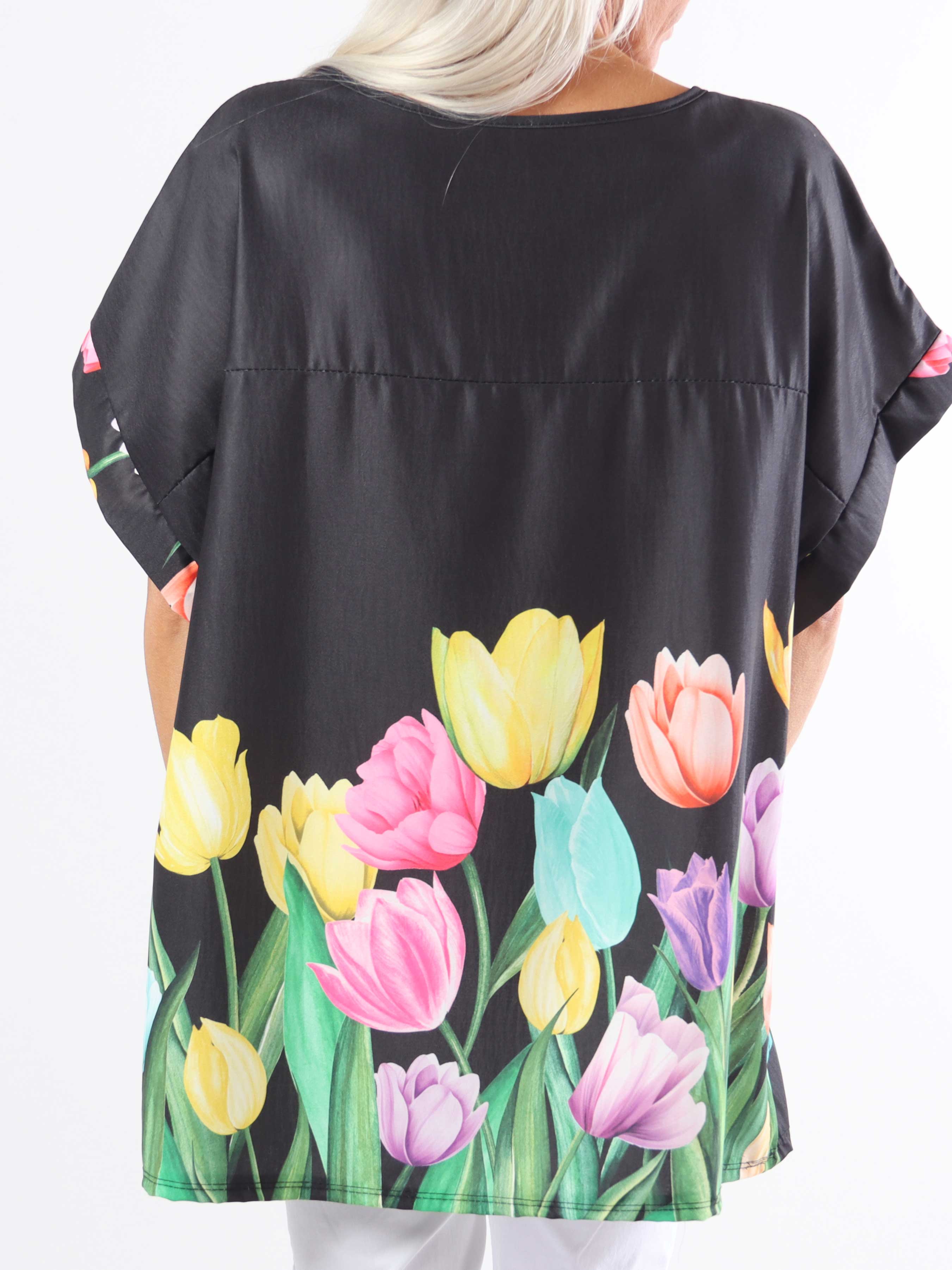 Montana - Plus size bluse med korte ærmer og tulipan motiver