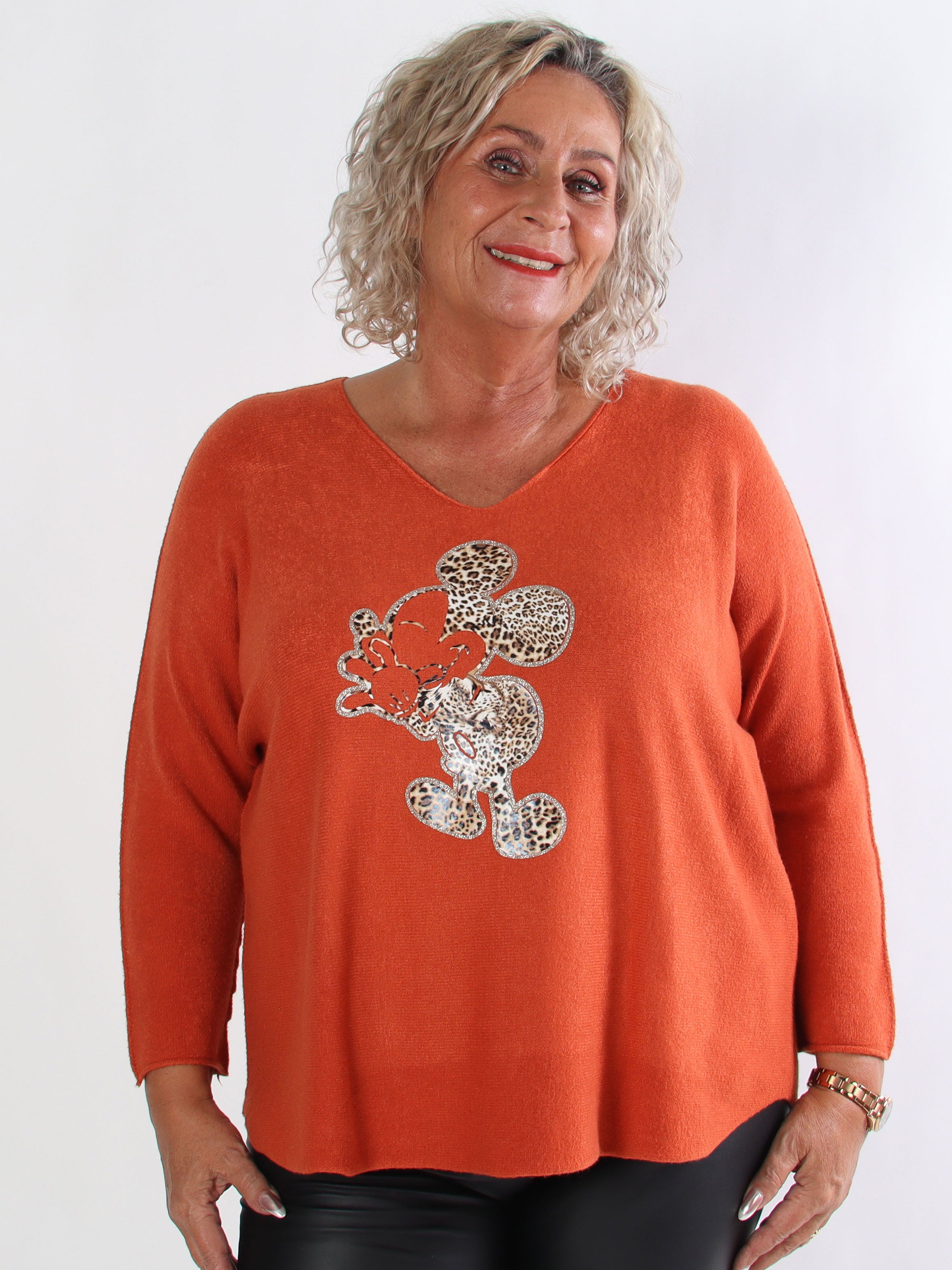 Mouse - Blød plus size strikbluse med mickey tryk i leo