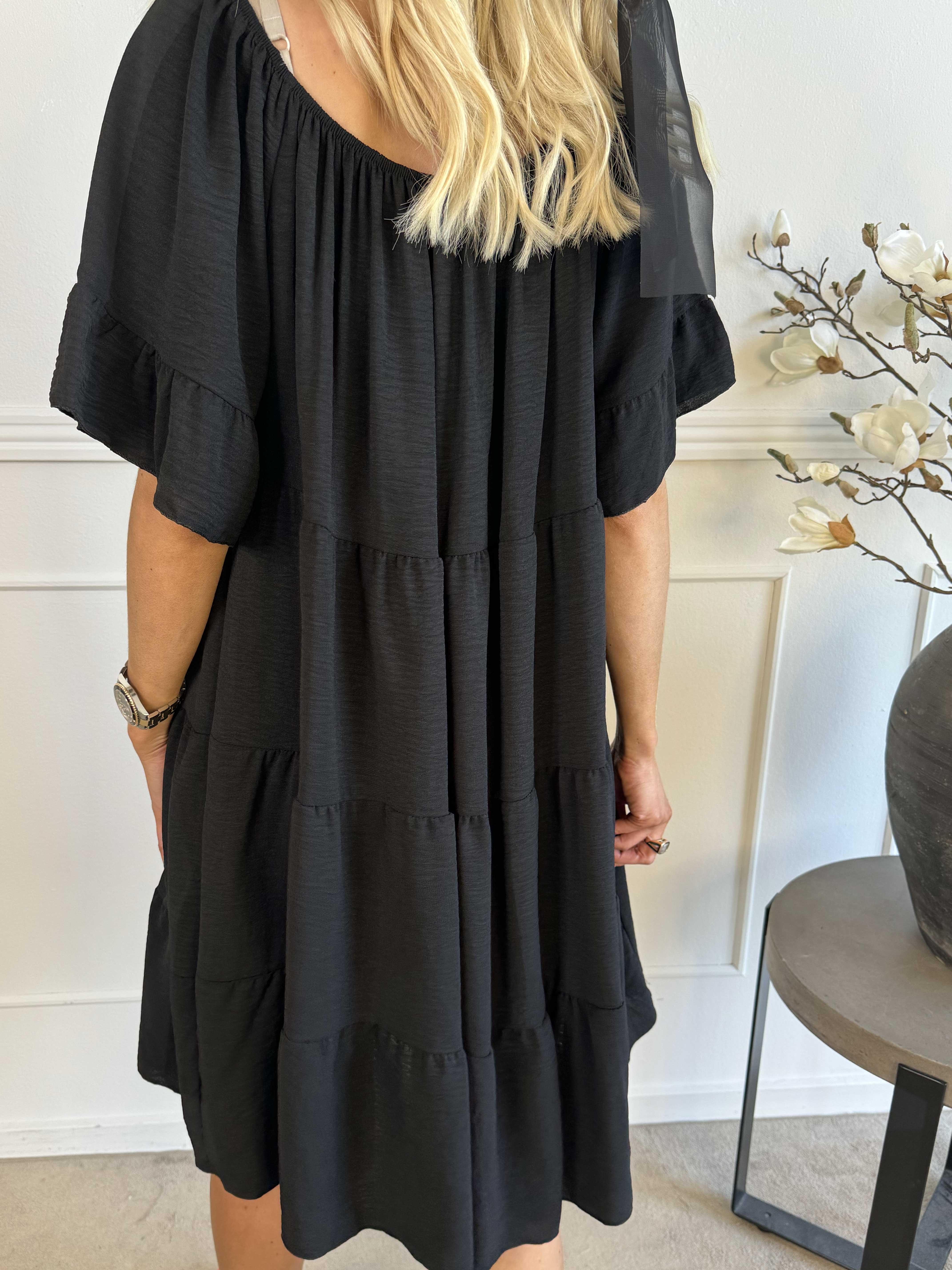 Murcia - Lag på lag kjole i viskose med elastik i udskæringen