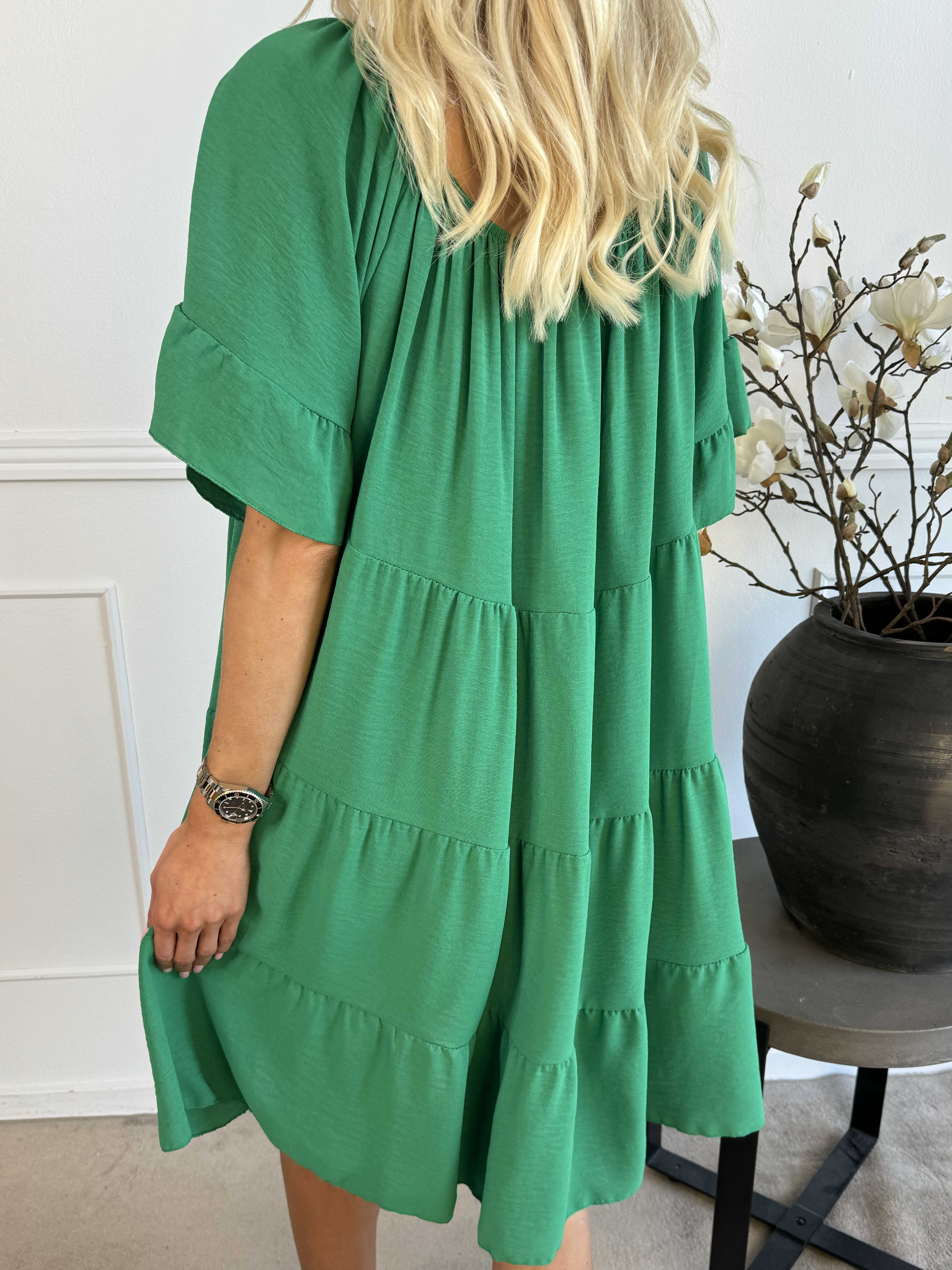 Murcia - Lag på lag kjole i viskose med elastik i udskæringen