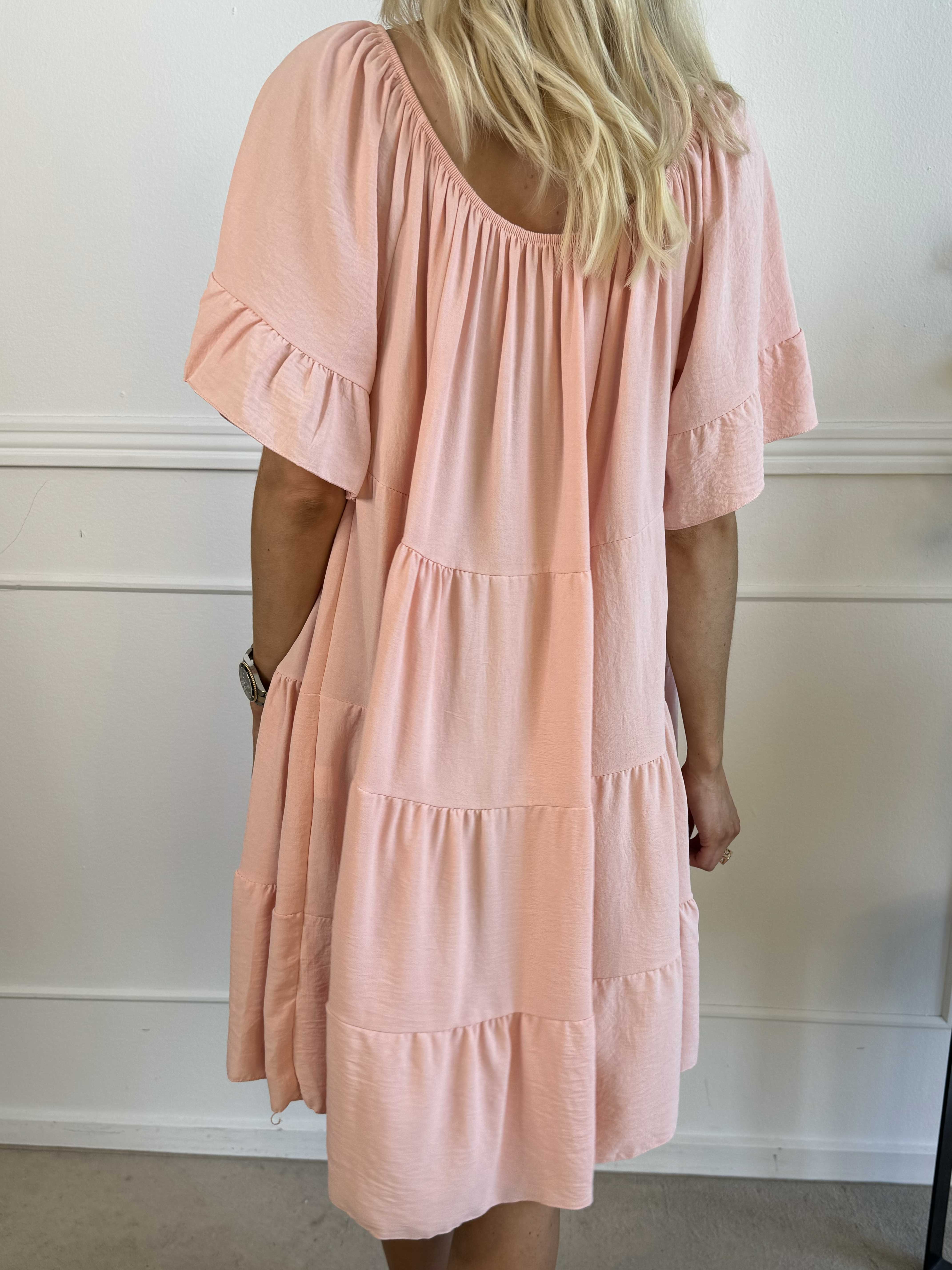 Murcia - Lag på lag kjole i viskose med elastik i udskæringen