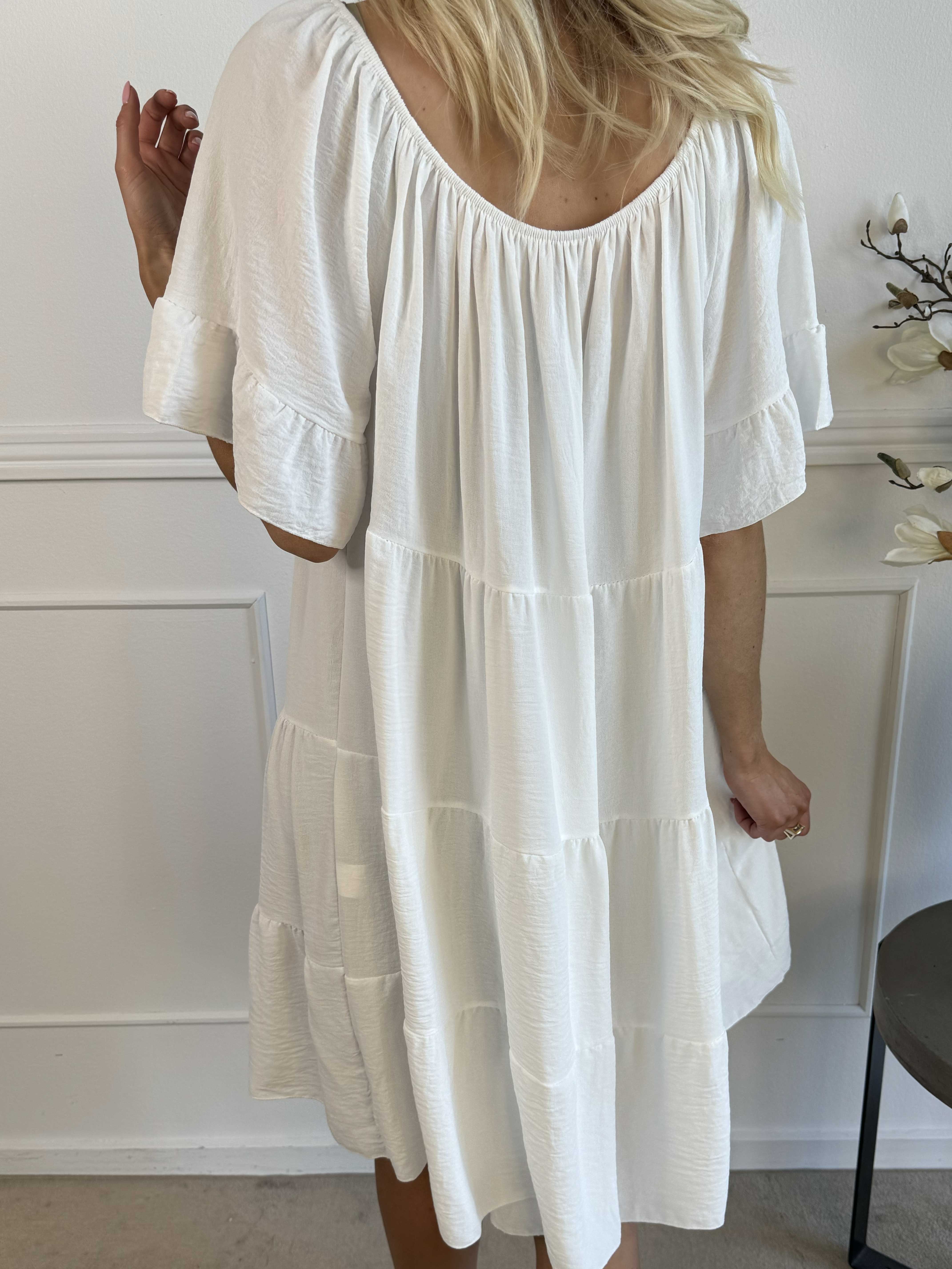 Murcia - Lag på lag kjole i viskose med elastik i udskæringen