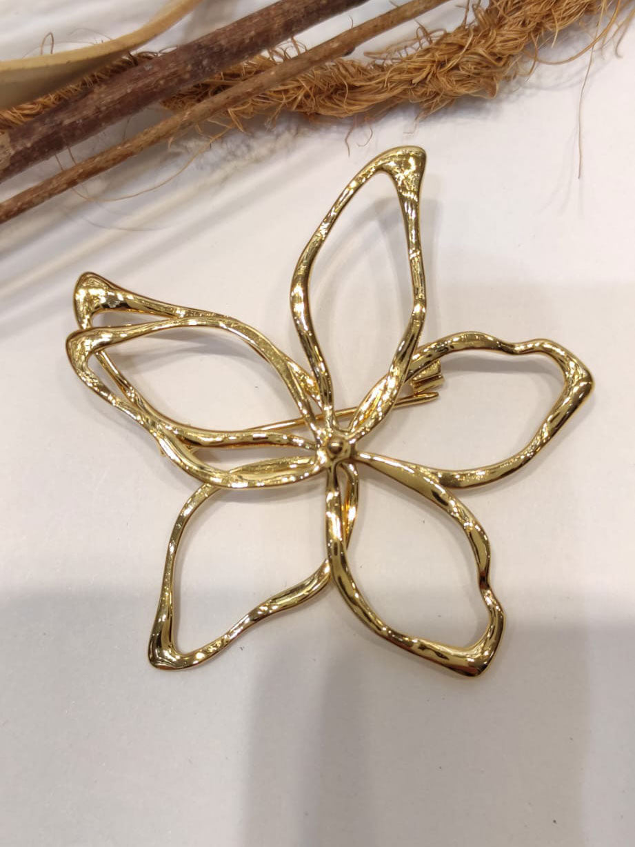 Myrina - Guldfarvet broche med blomst